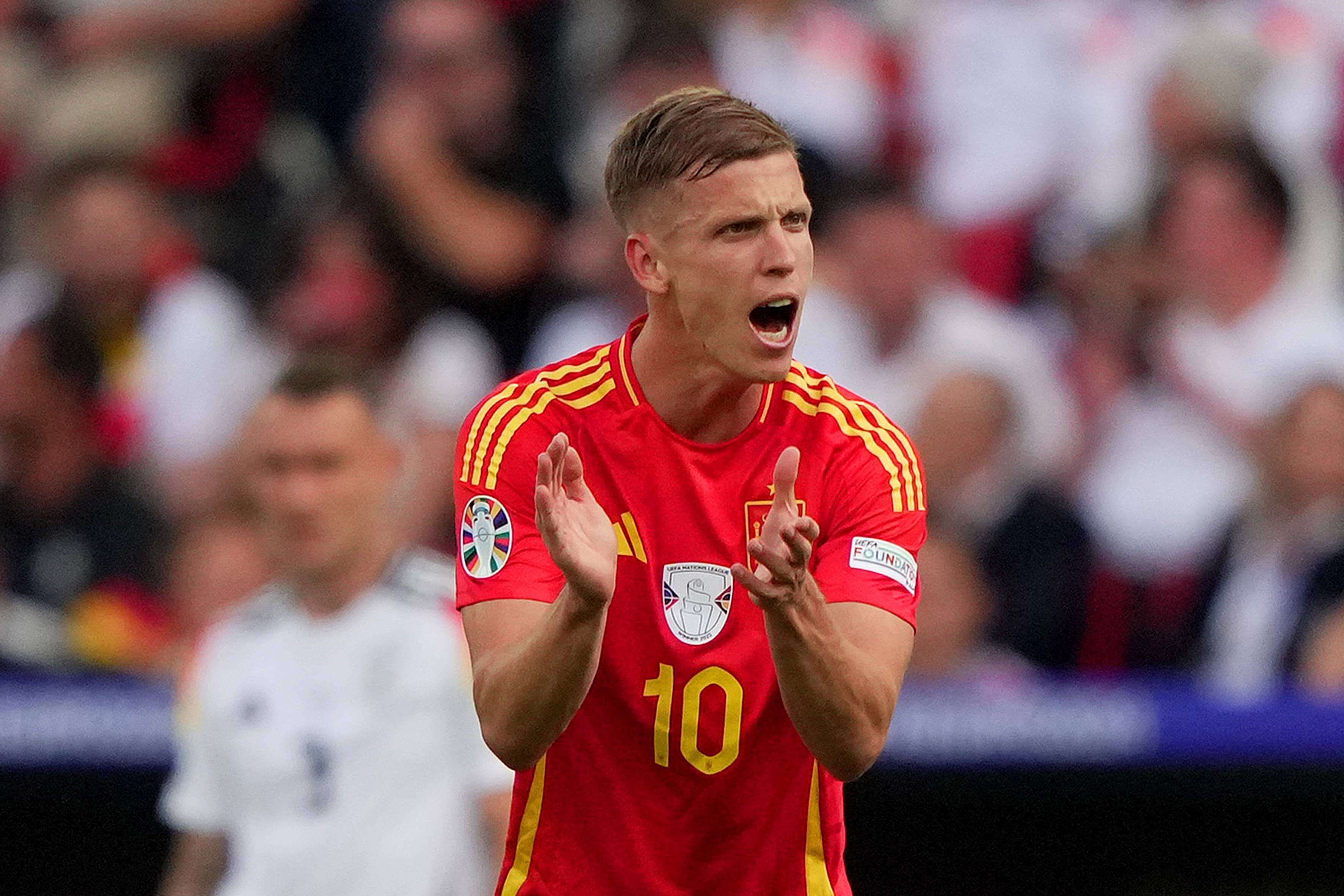 Dani Olmo anima a sus compañeros en el España-Alemania de la Euro.