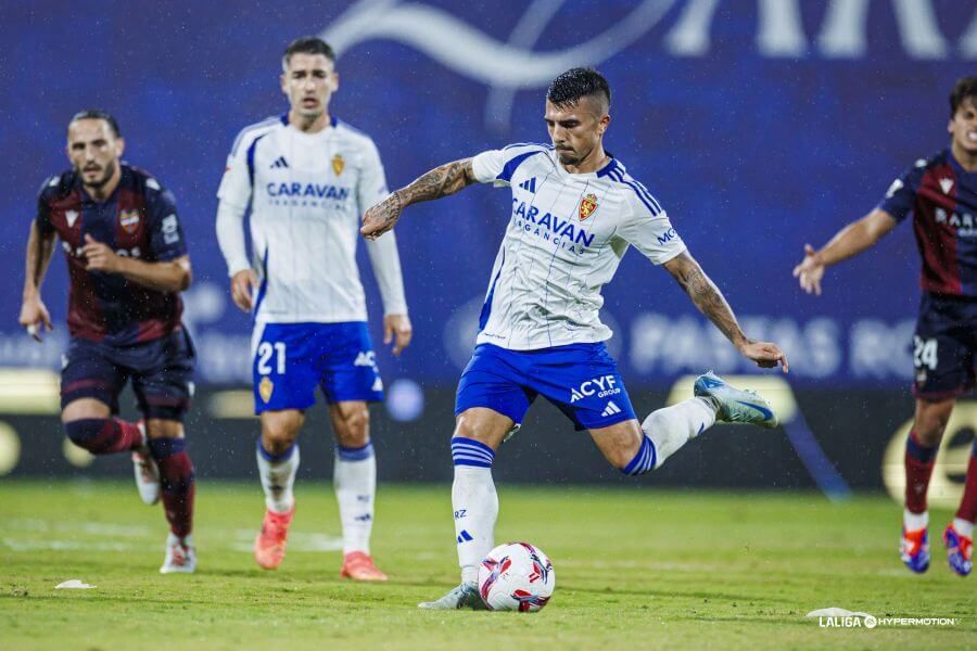  Dani Tasende golpea el balón.