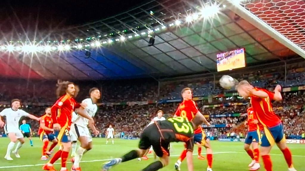  Dani Olmo salva el empate bajo palos en el 89'