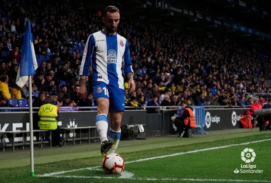  Darder coloca el balón en la esquina para botar un córner.