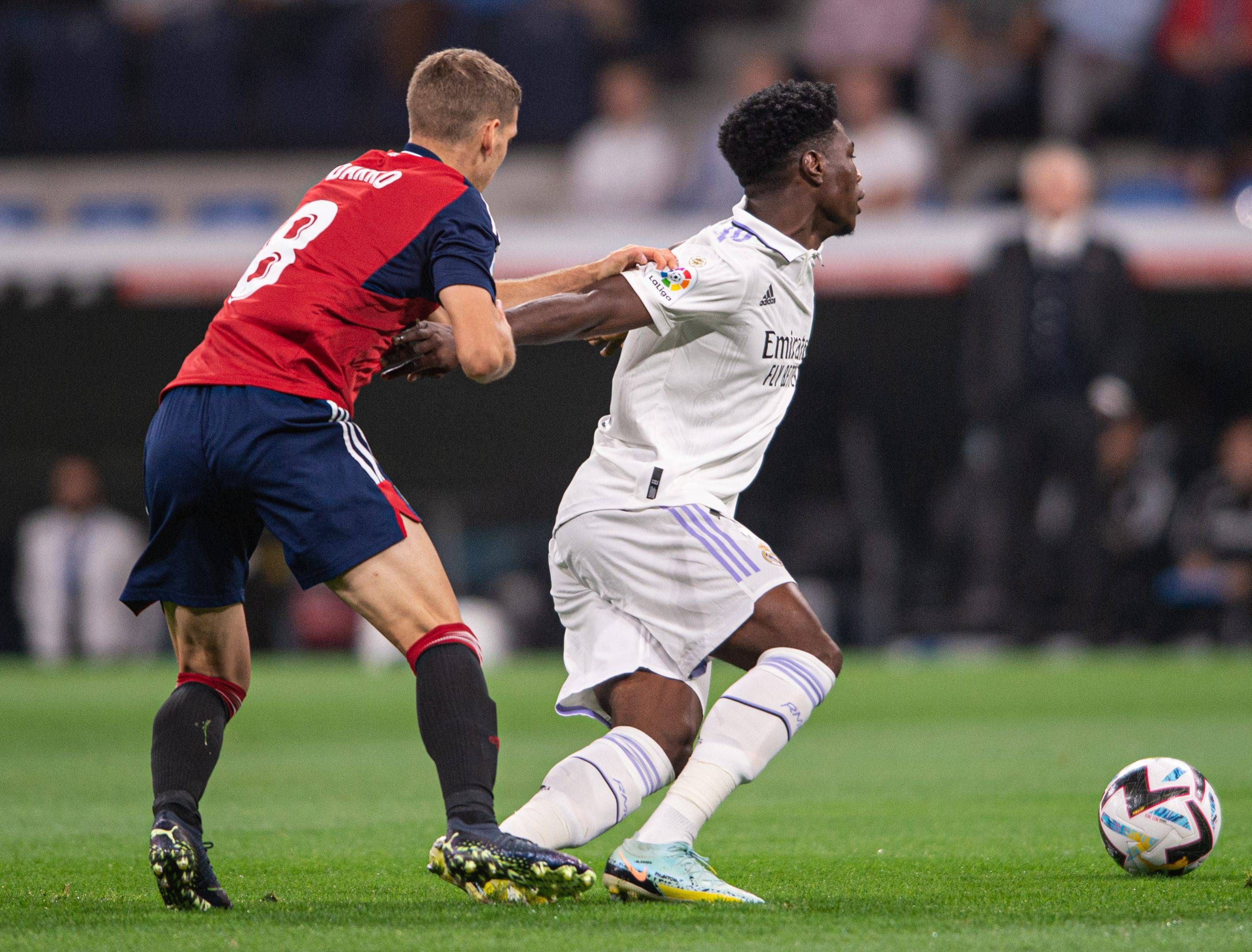  Darko Brasanac agarra a Tchouaméni.