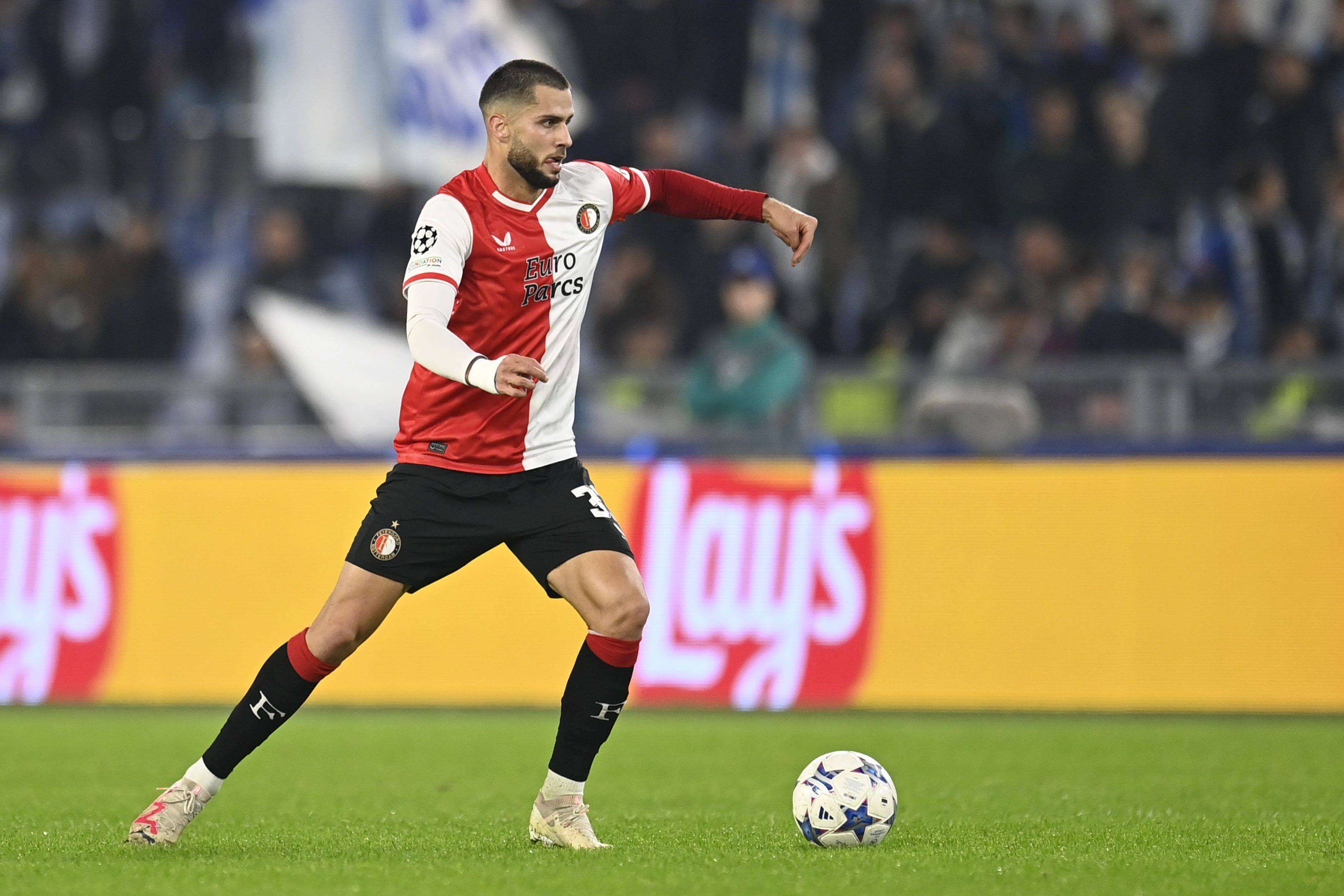  David Hancko conduce durante un partido del Feyenoord en Champions.