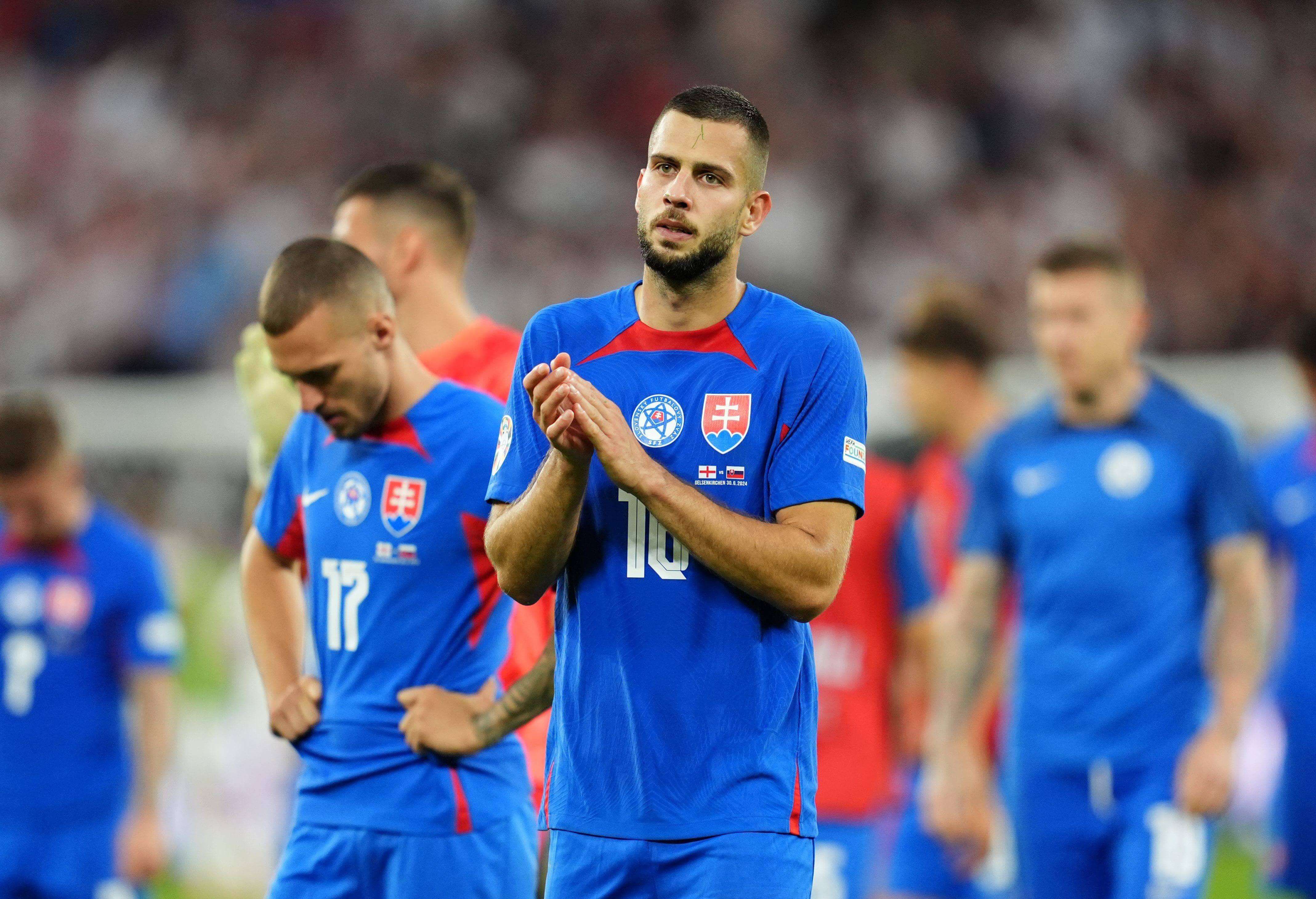 David Hancko aplaude a la afición tras la eliminación de Eslovaquia en la Euro (Foto: Cordon Pres