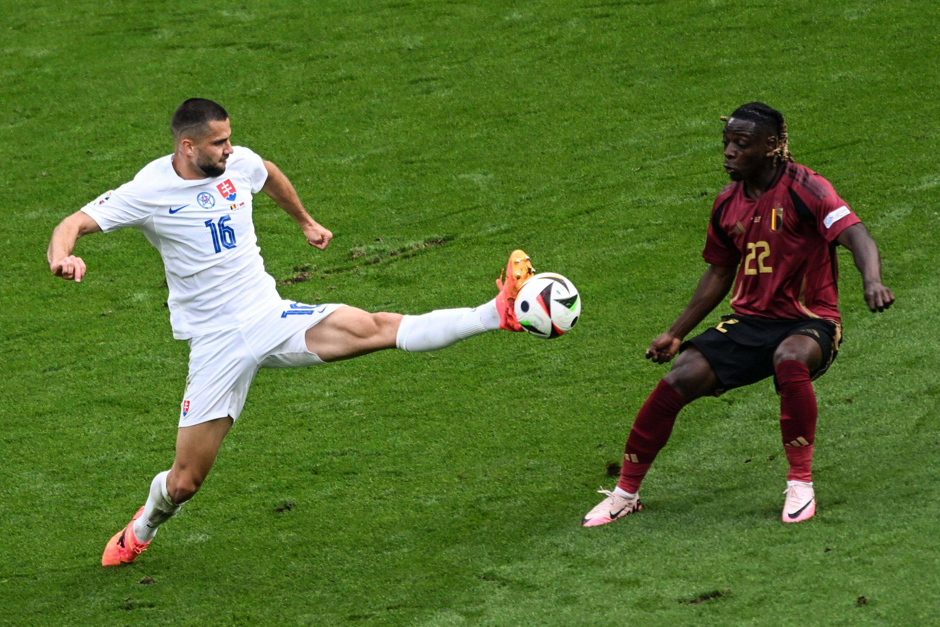 David Hancko pelea un balón con Doku en el Bélgica-Eslovaquia.