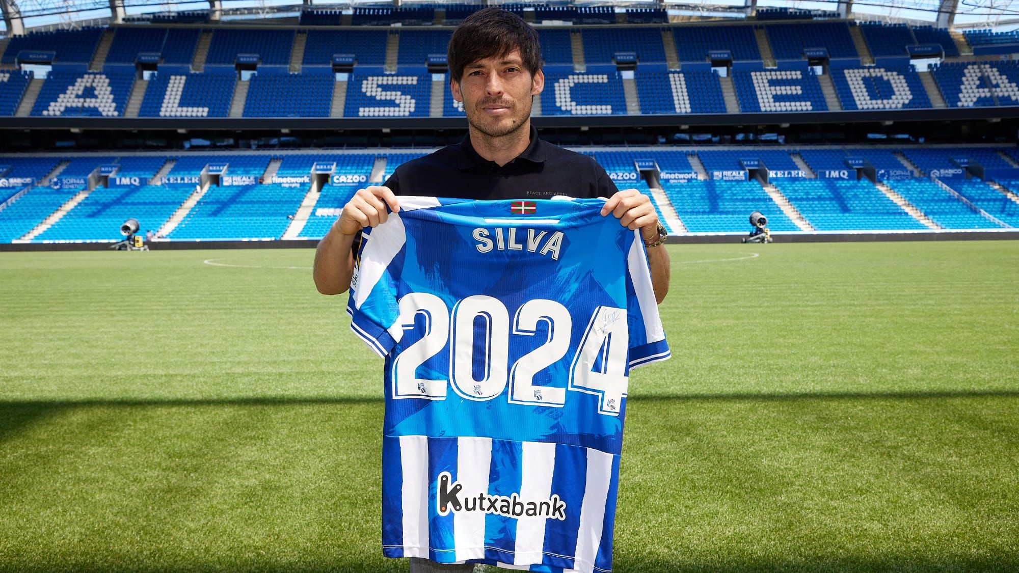  David Silva posa con la camiseta de la Real para anunciar su renovación hasta 2024 (Foto: Real Soc