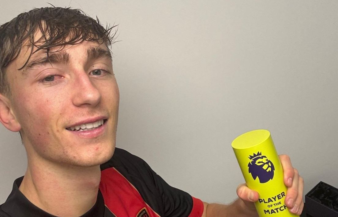  Dean Huijsen celebra su gol en el Manchester United-Bournemouth.