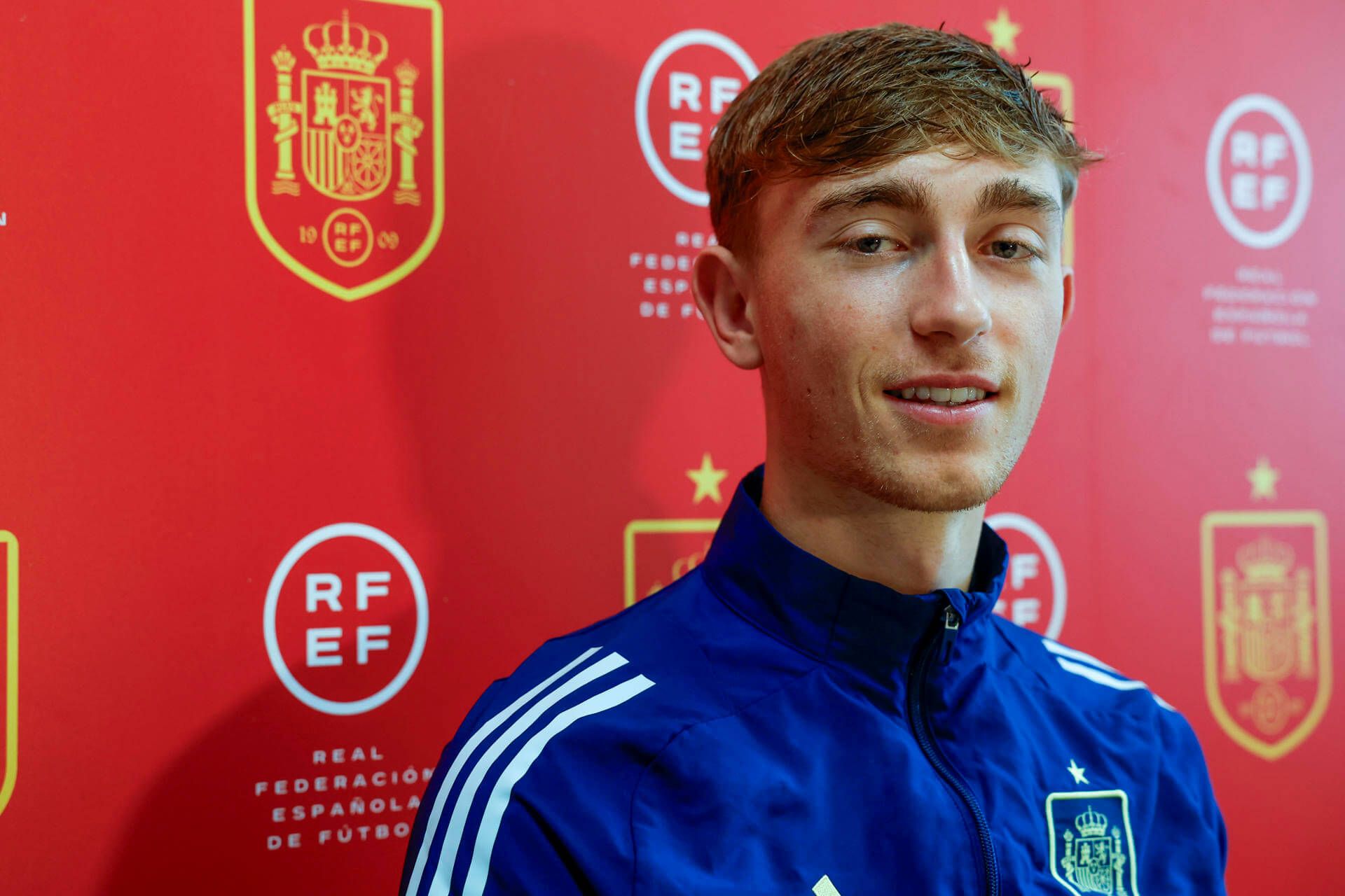 Dean Huijsen posa en Las Rozas en una concentración con España.