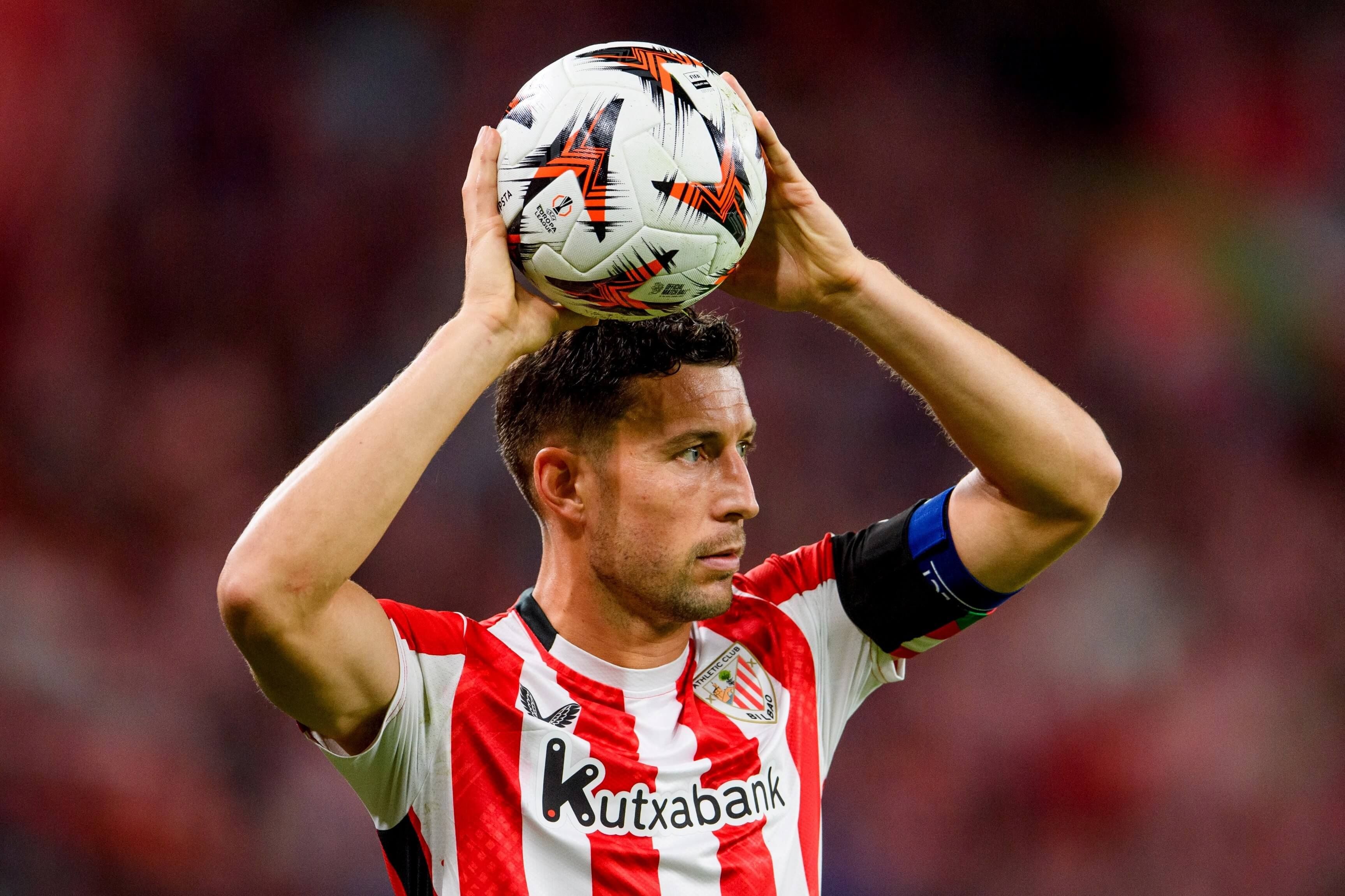  Saque de banda de Oscar de Marcos ante el Slavia en San Mamés.