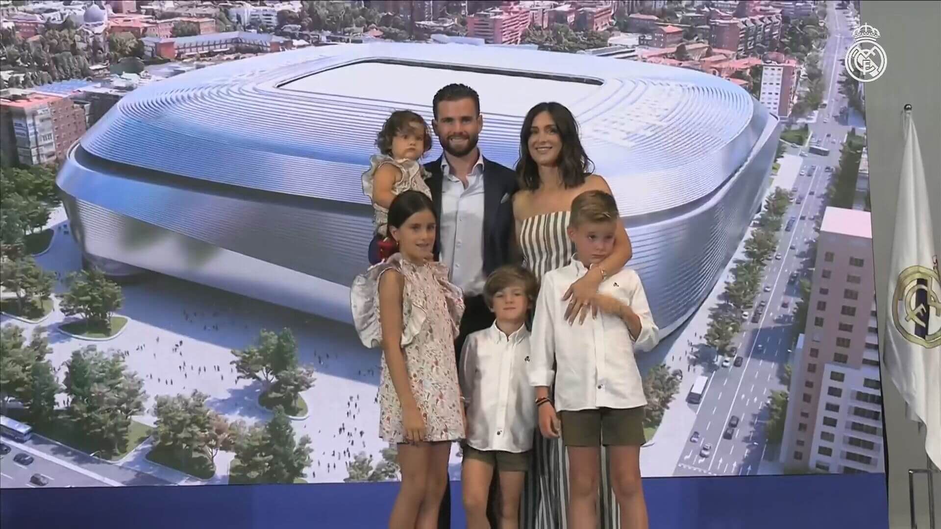  Nacho Fernández, junto a su mujer y sus hijos en su despedida del Real Madrid