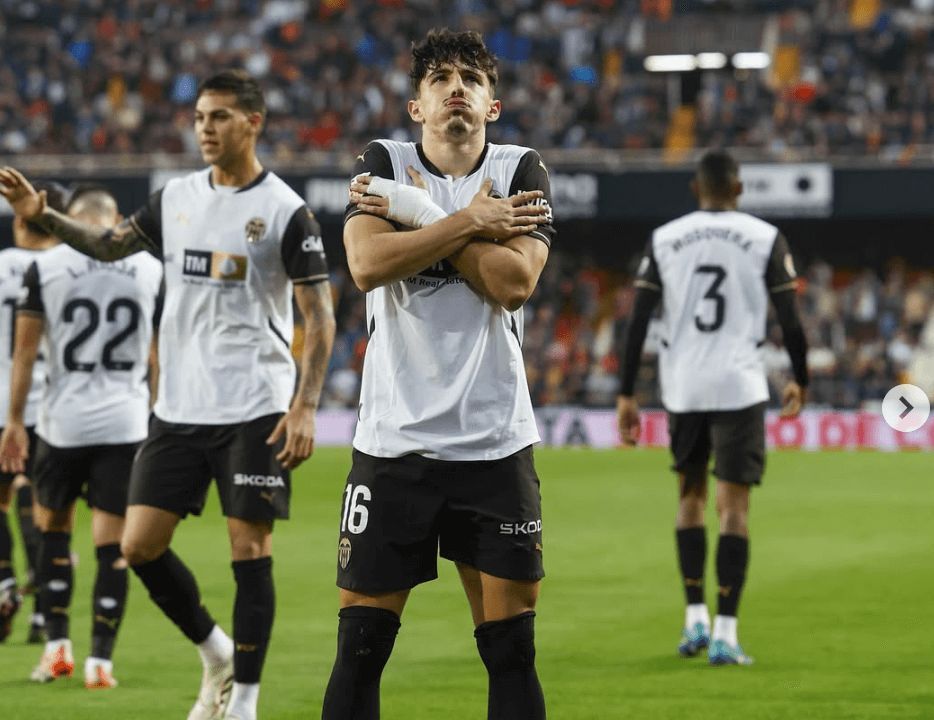 Diego López celebra su gol en Mestalla