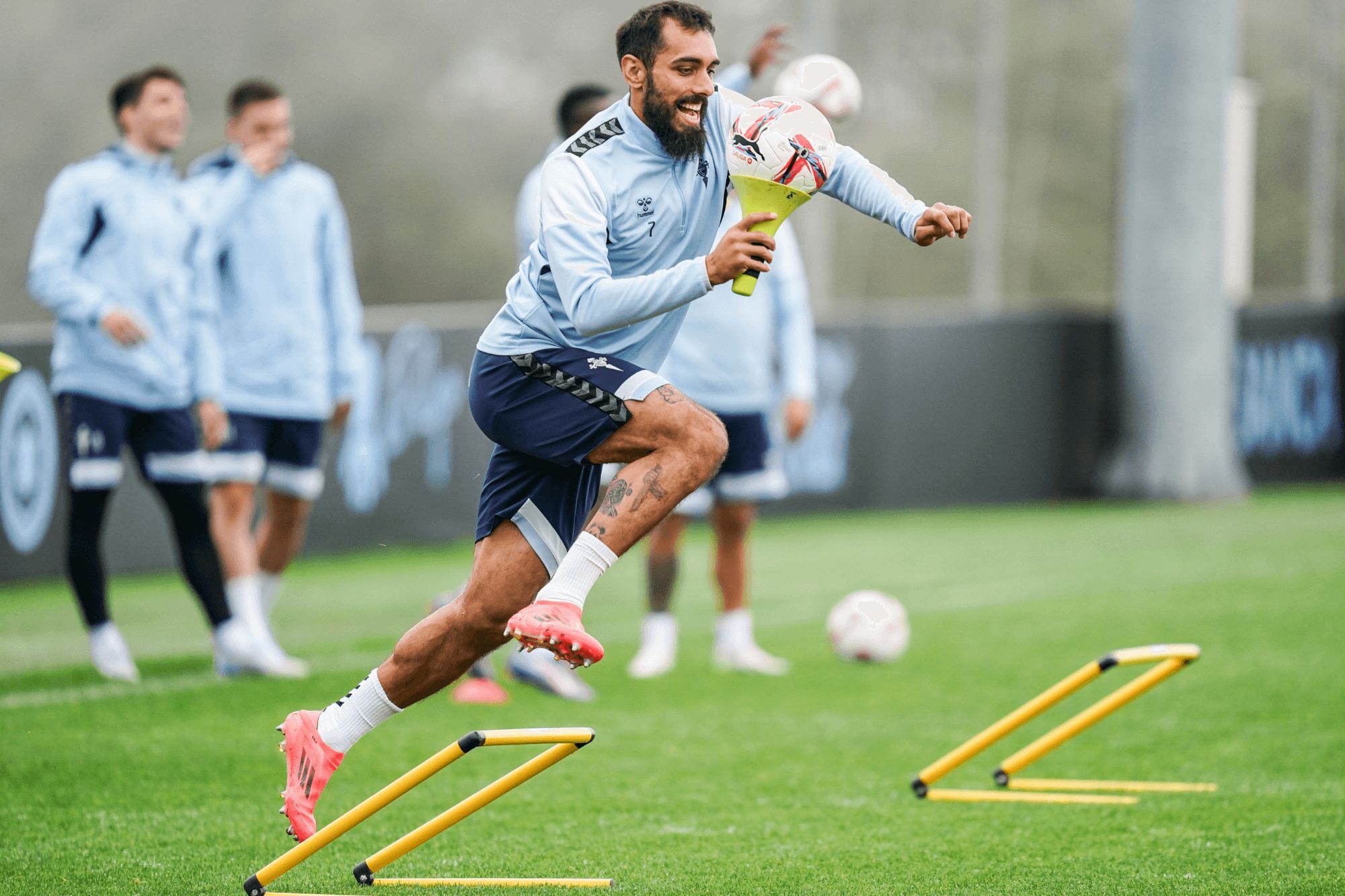  Borja Iglesias haciendo equilibrios con el balón.