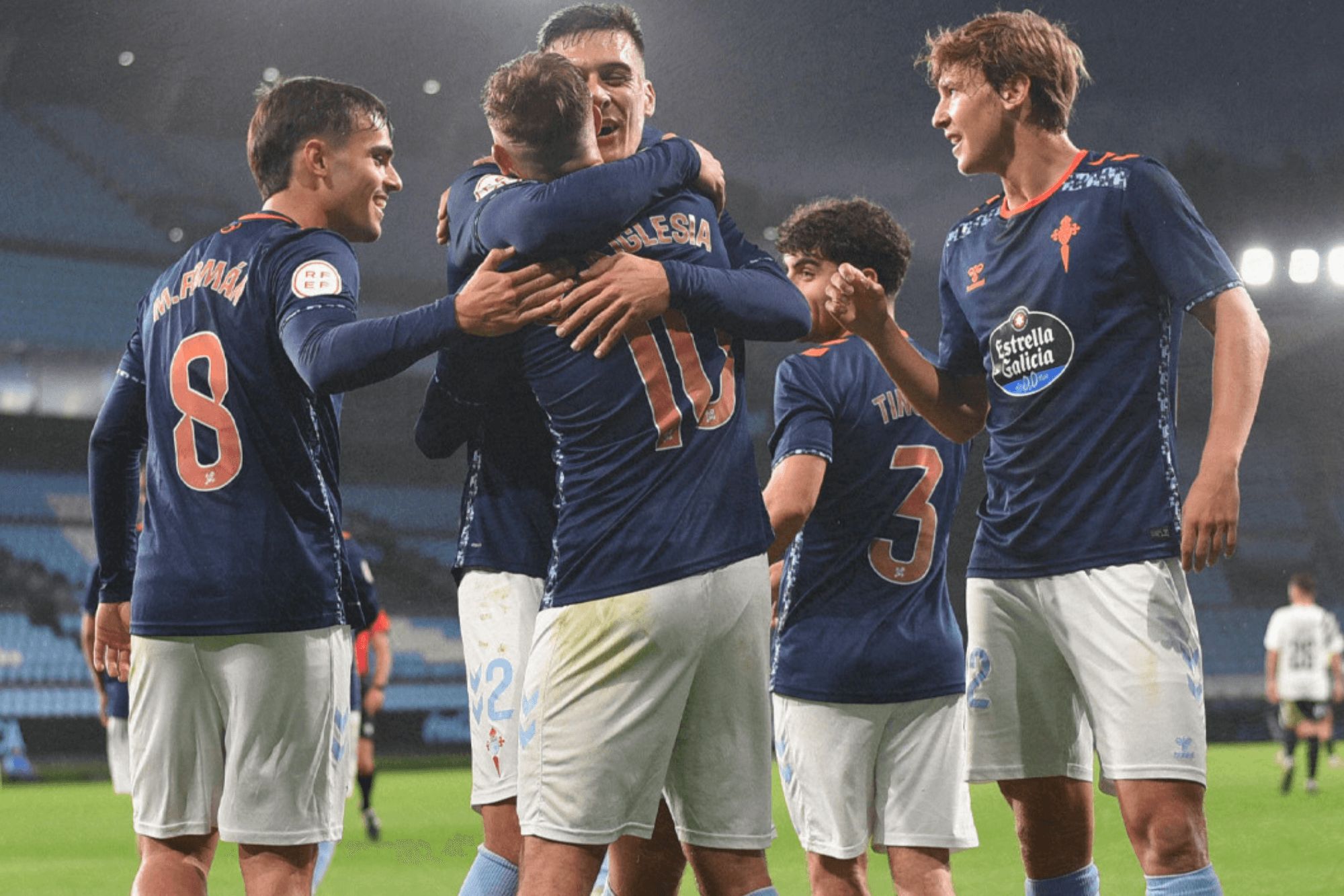  De la Iglesia celebra su gol a la Segoviana.