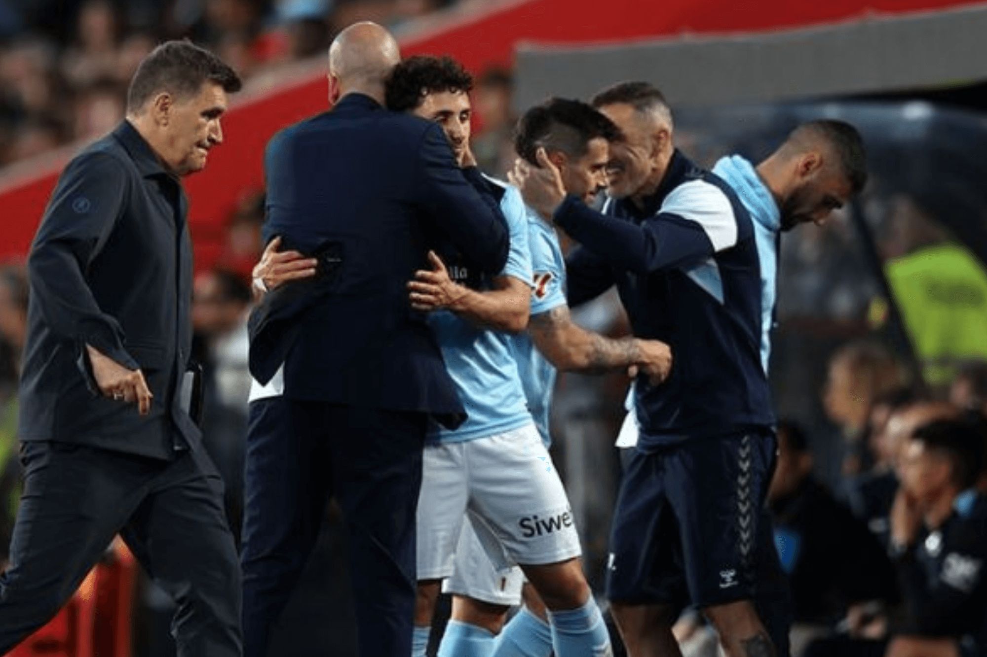  Claudio Giráldez se abraza con Durán, Nando Villa, con Alfon.