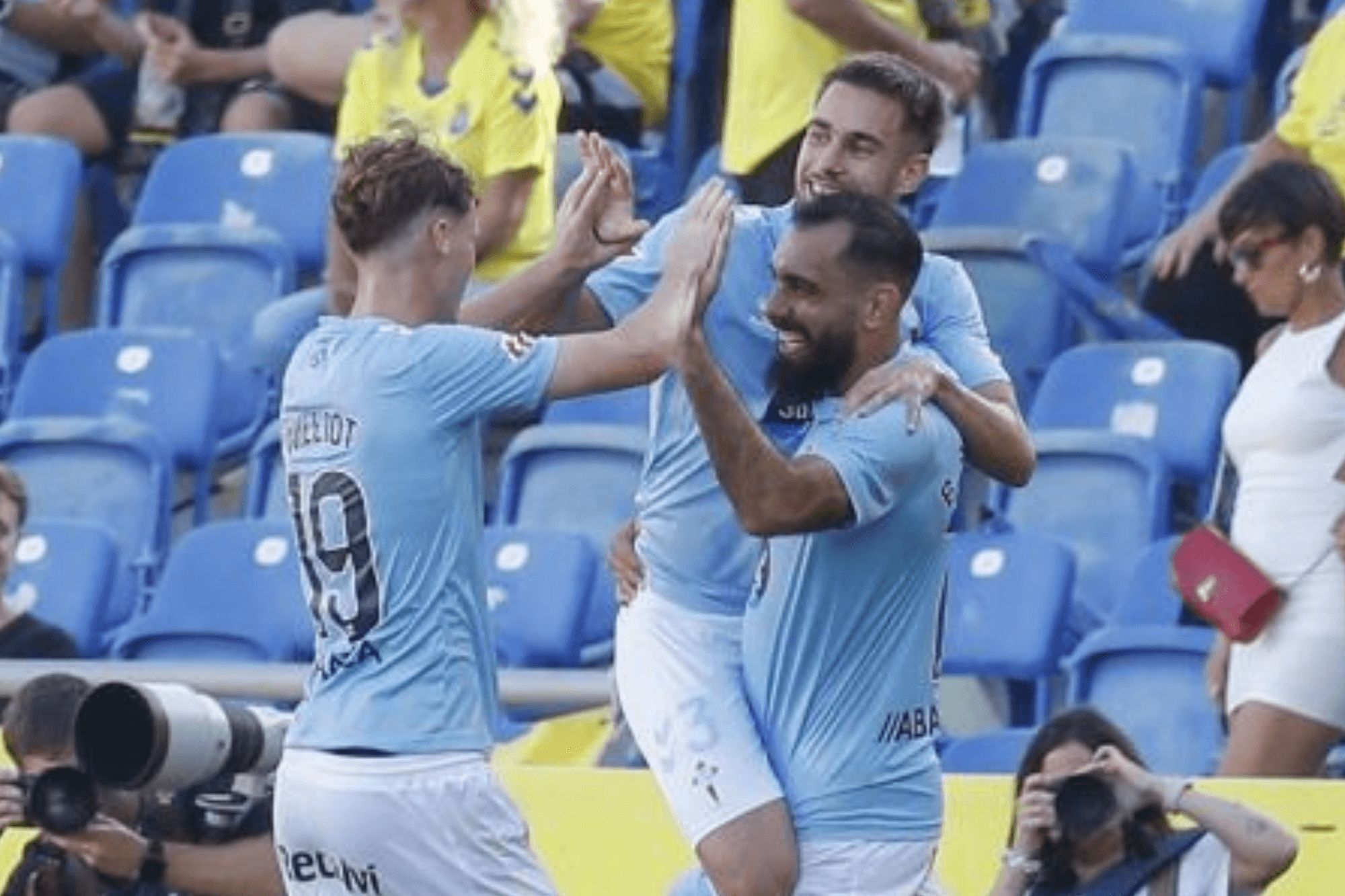Borja Iglesias celebra su gol ante Las Palmas con Swedberg y Mingueza.