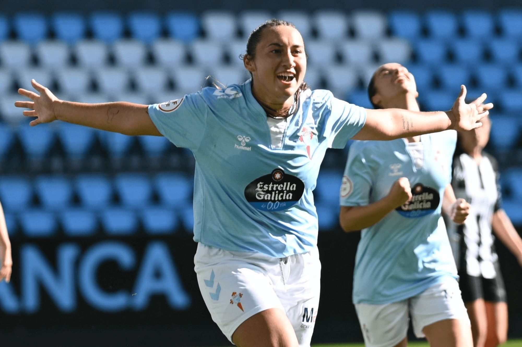  Camila Pescatore celebrando el primer gol de la historia de As Celtas.
