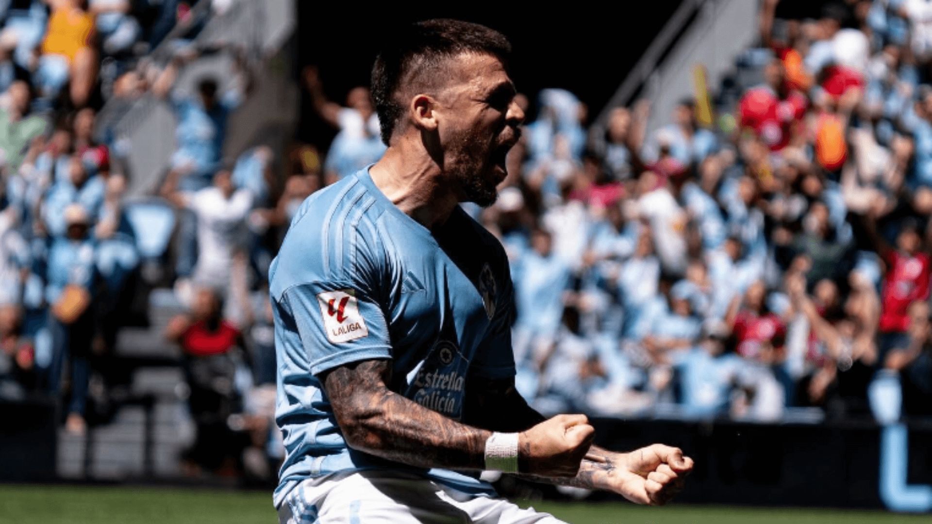 Carles Pérez celebra el gol de Aspas.