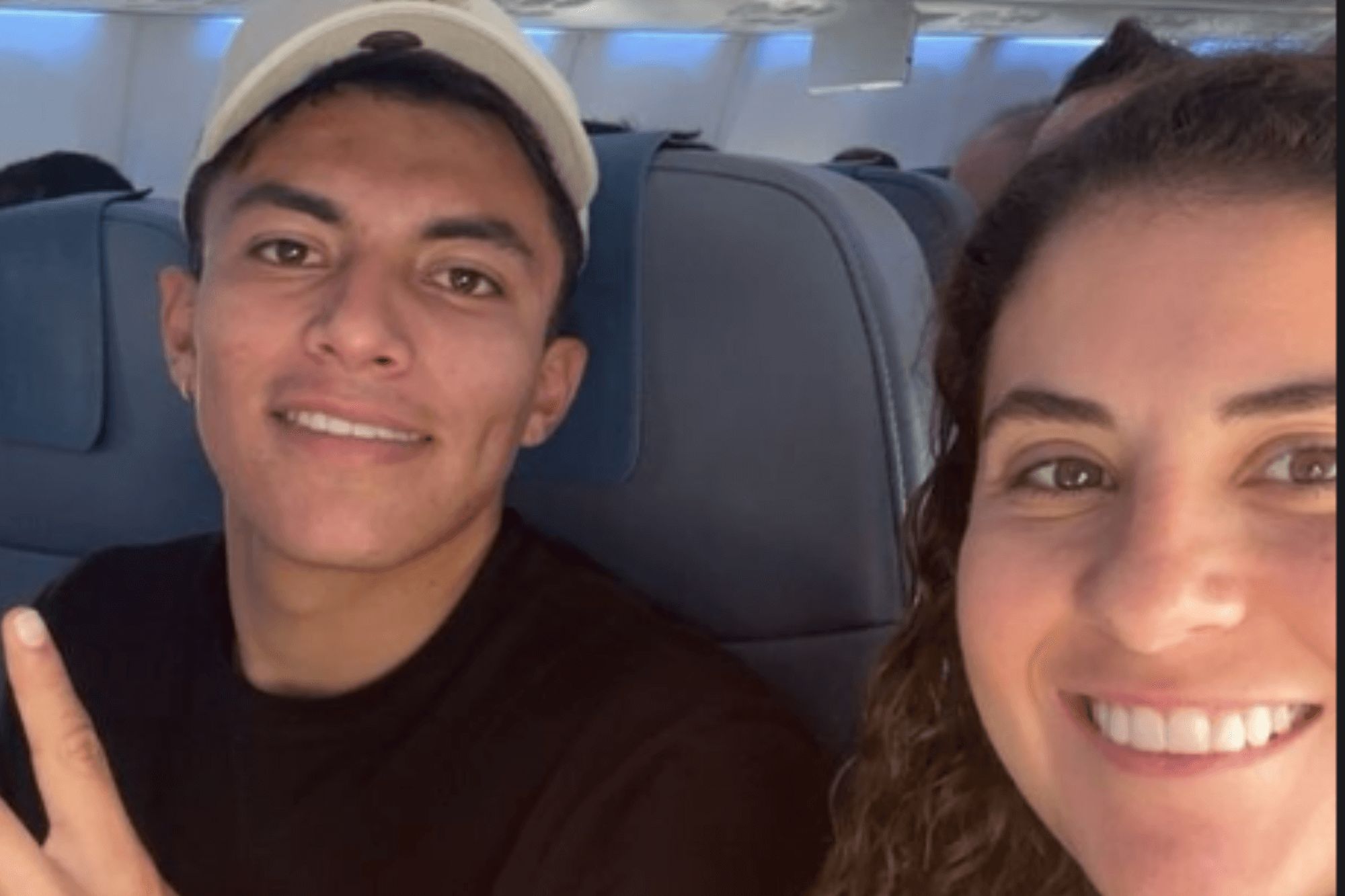 Emi Rodríguez y su agente volando a España.