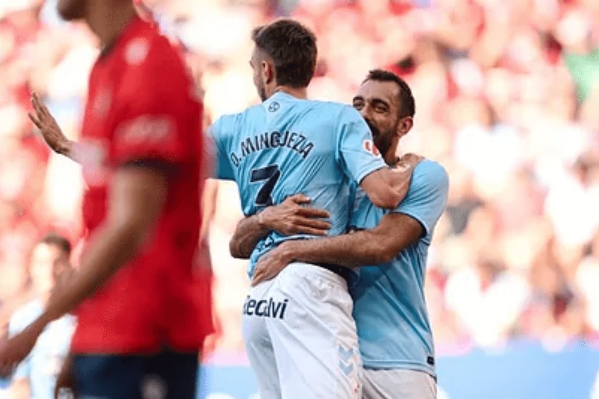  Óscar Mingueza celebra con Borja Iglesias el gol del Panda.