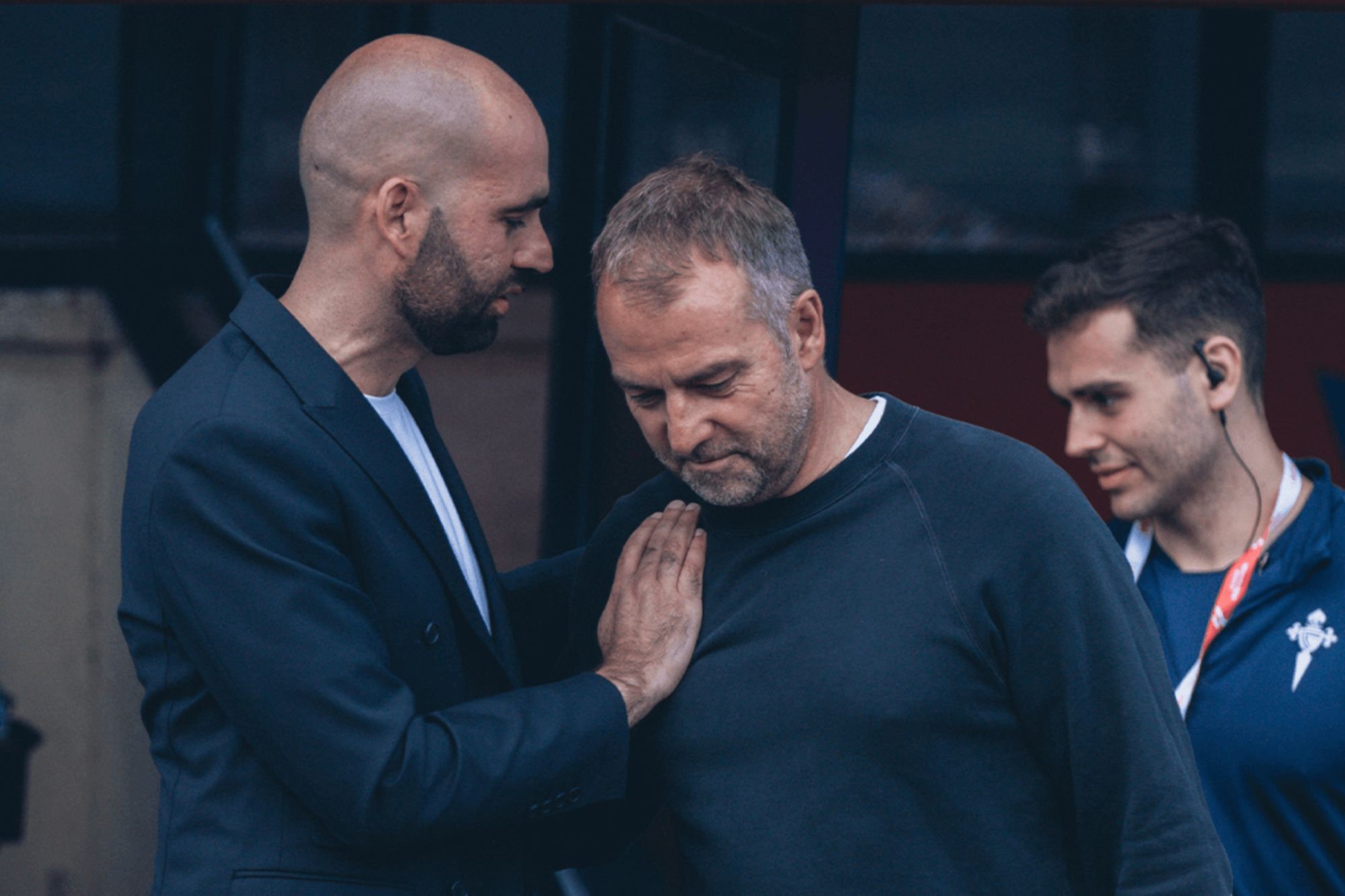 Claudio Giráldez saluda a Hansi Flick.