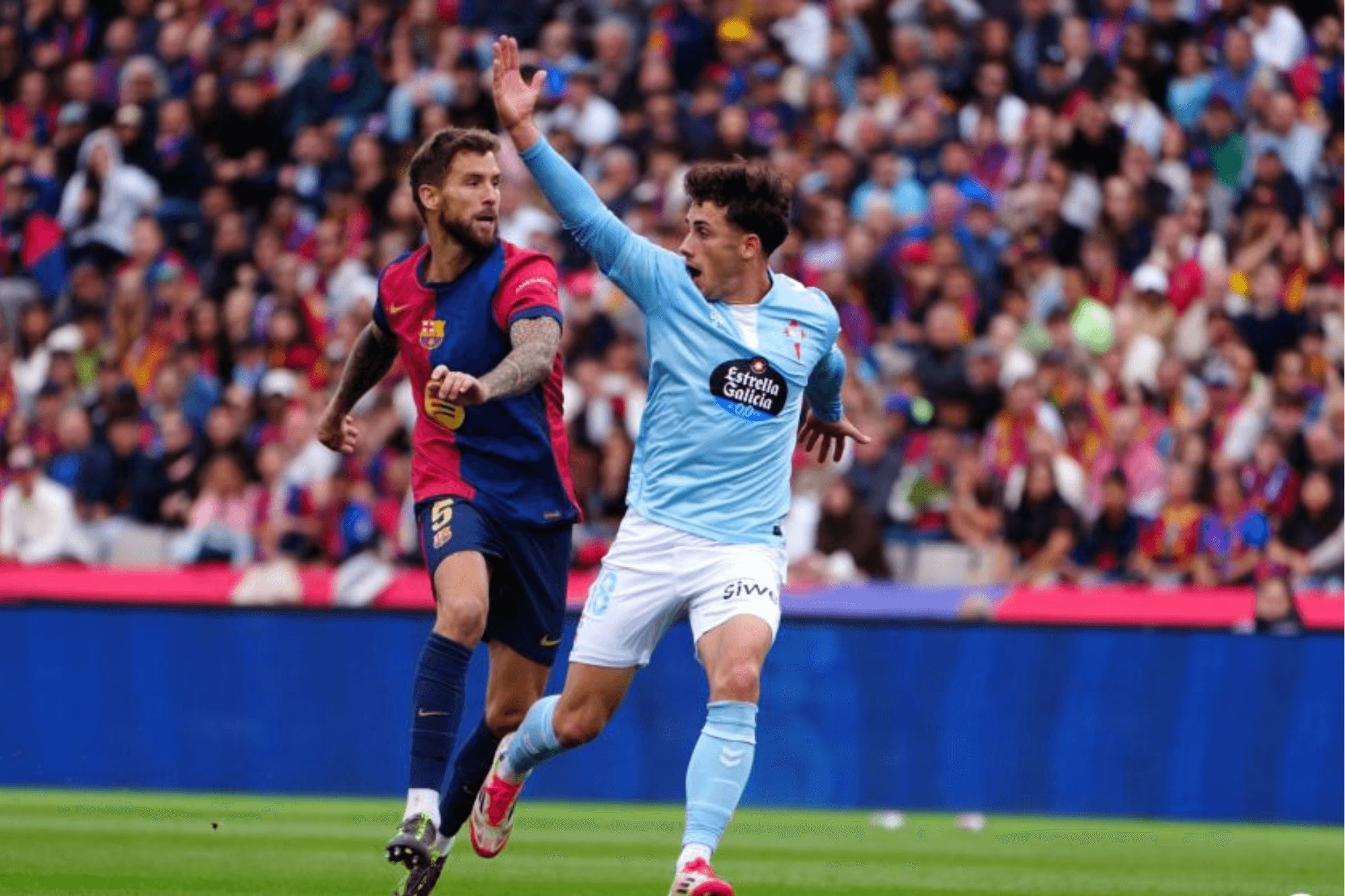  Pablo Durán pide la roja por el agarrón de Íñigo Martínez.