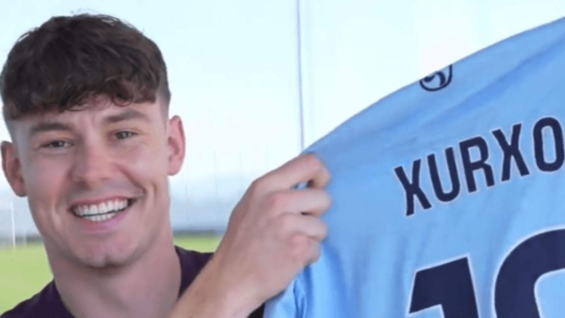  Strand Larsen con la camiseta del Celta de la temporada 2024/25.