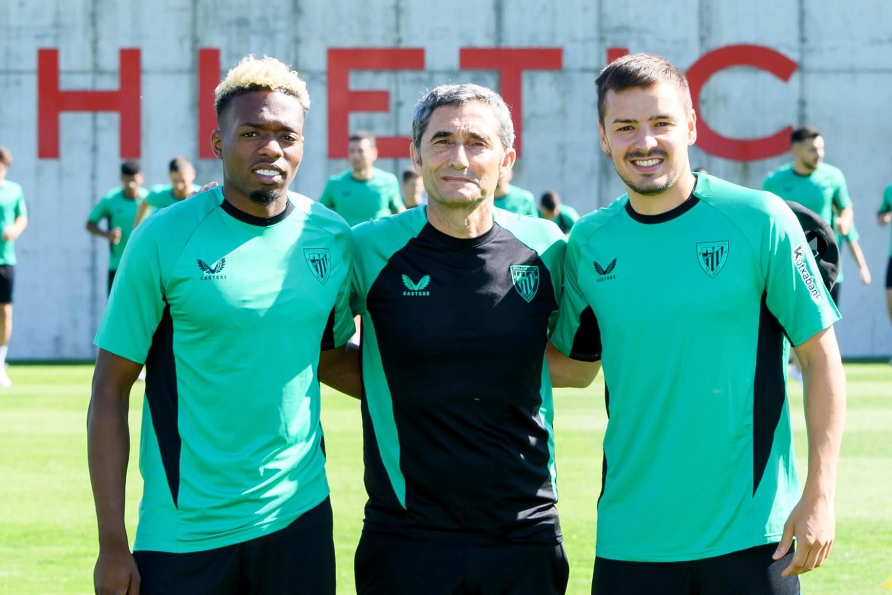  Álvaro Djaló, Ernesto Valverde y Gorosabel posan juntos en Lezama.