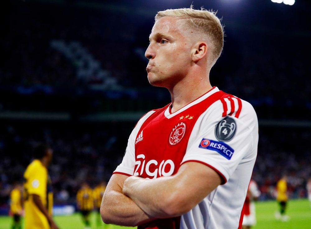  Van de Beek, celebrando un tanto con el Ajax.