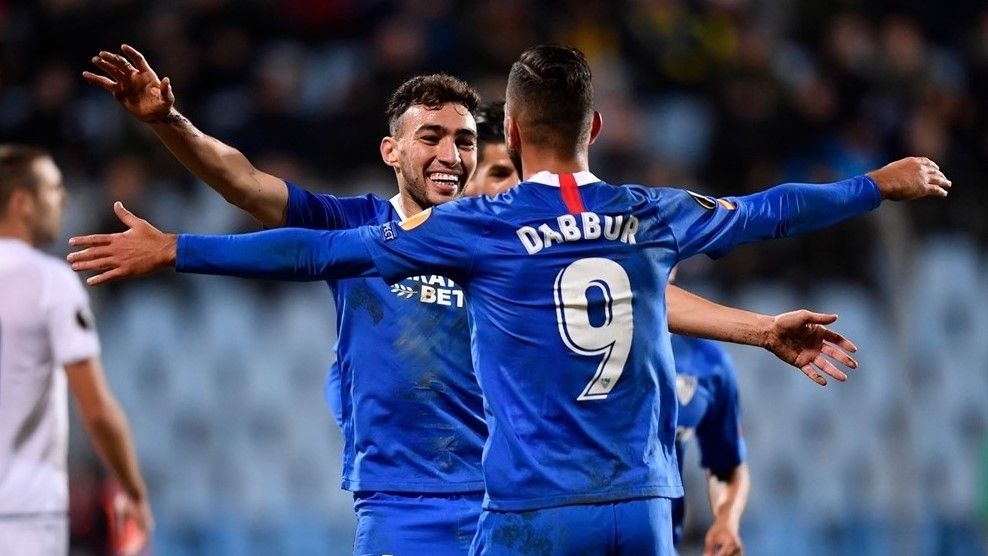 Dabbur, con el '9' del Sevilla.