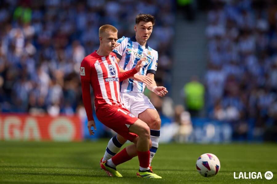 Kieran Tierney pelea por un balón en el Reale Arena.