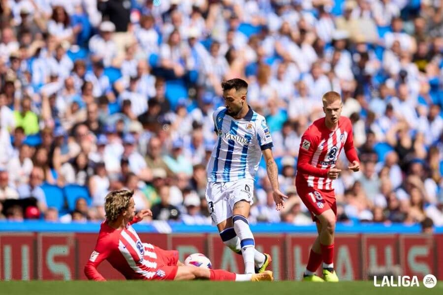 Brais Méndez conduce un balón en el Real Sociedad-Atlético.