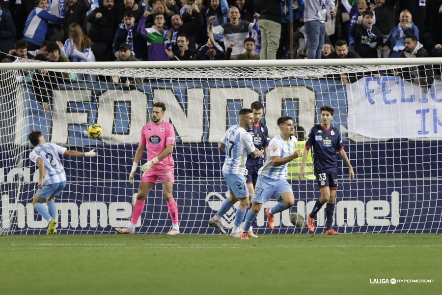 Momento del gol de Chupete para el empate del Málaga ante el Dépor.