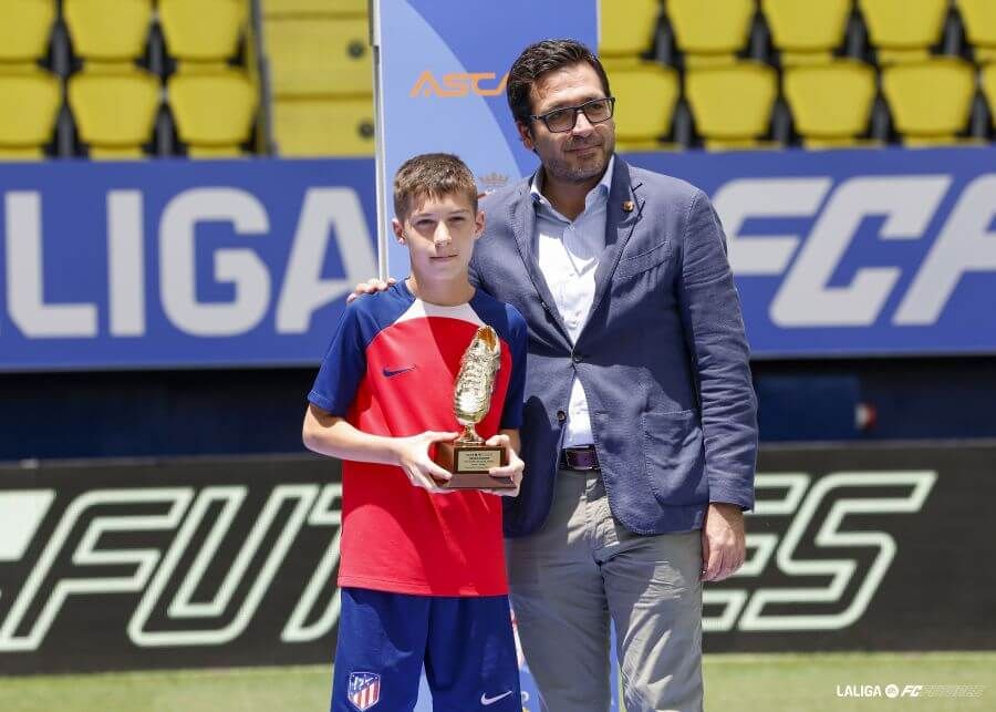  Emir posa con el trofeo que le acredita como máximo goleador de LALIGA FC FUTURES.