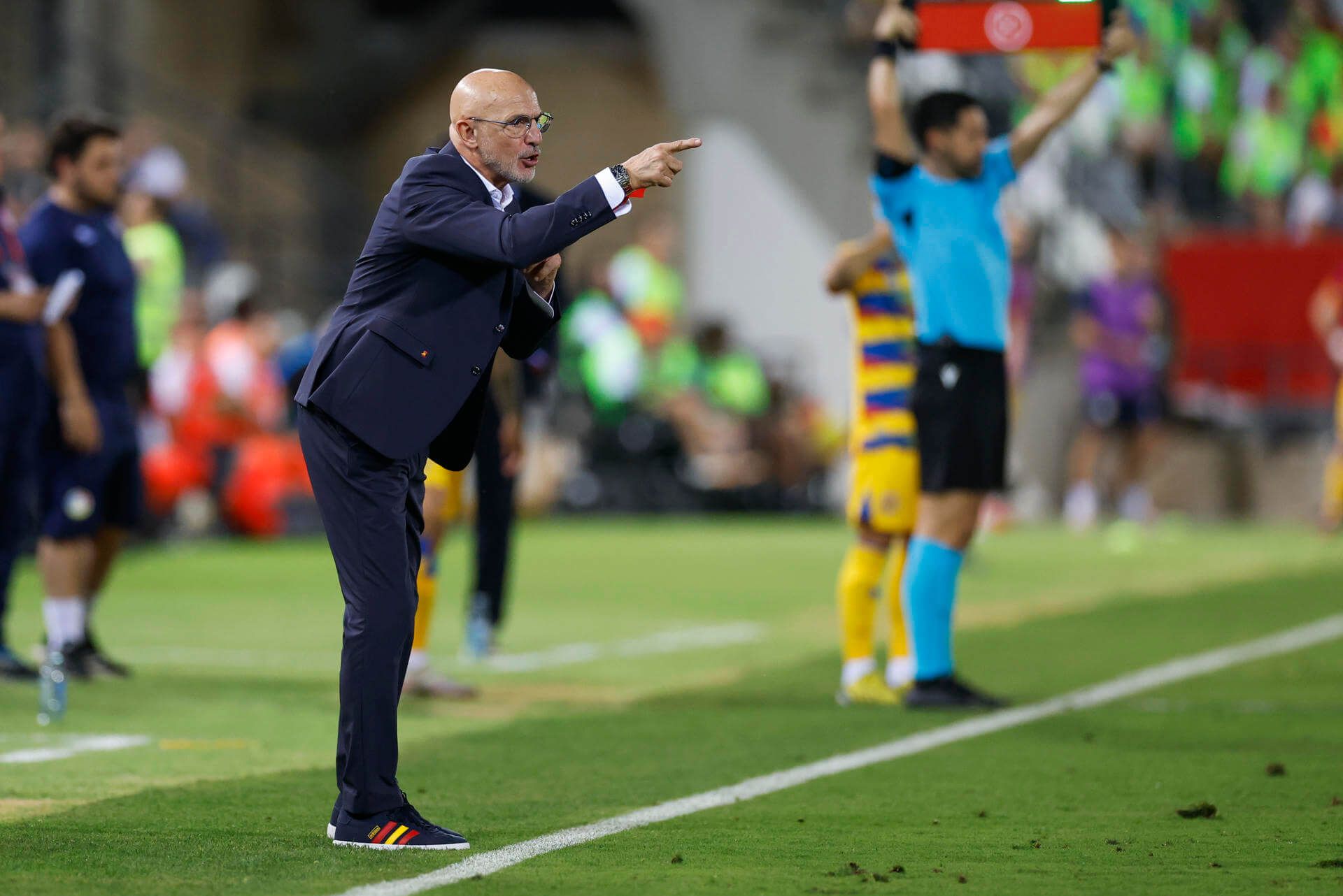 Luis de la Fuente da indicaciones a sus jugadores durante el España-Andorra (FOTO: EFE).