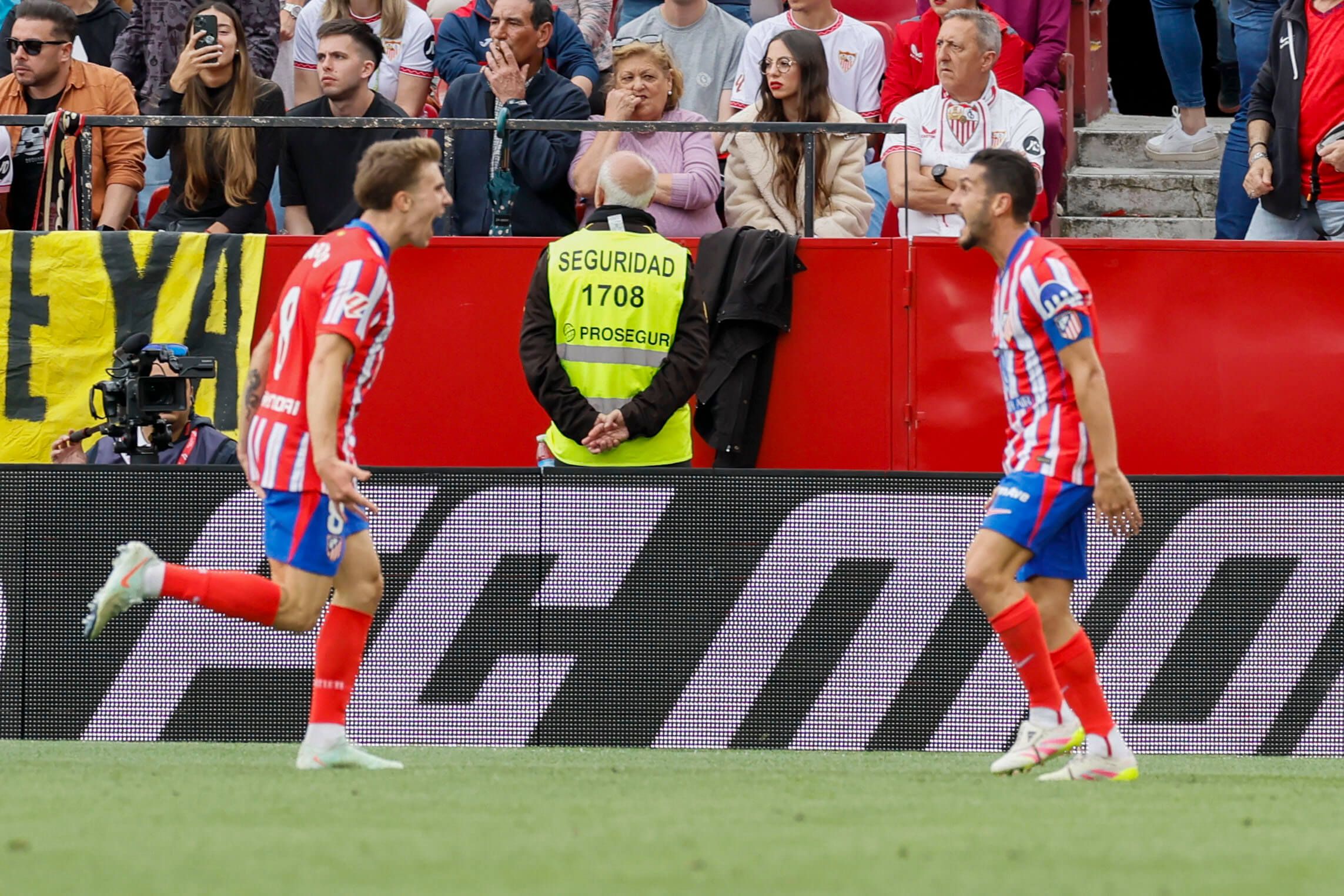  Pablo Barrios celebra su gol ante el Sevilla con Koke