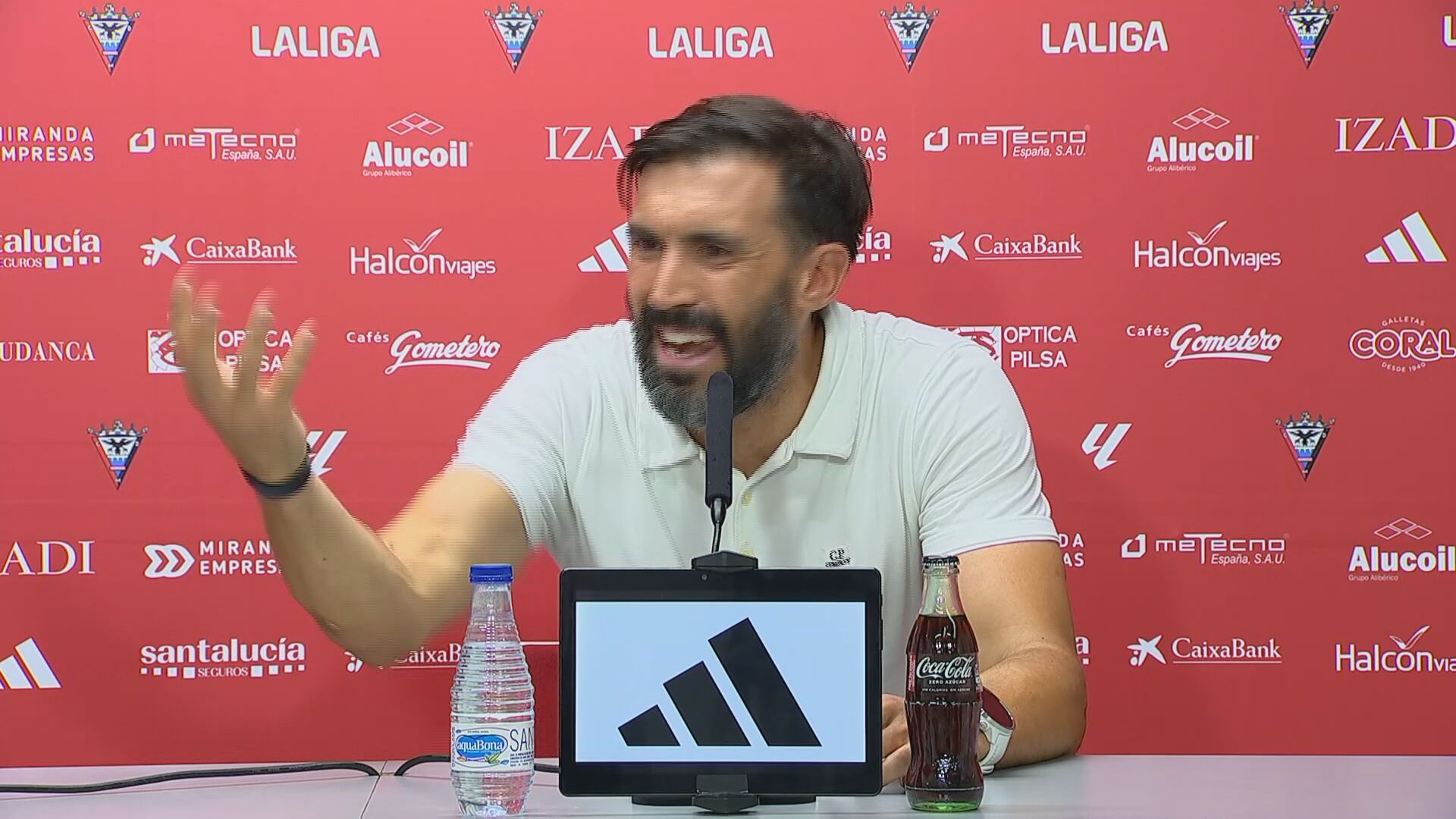 Eder Sarabia raja contra su equipo en rueda de prensa.