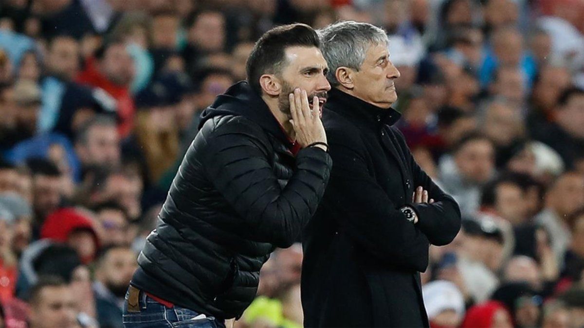  Éder Sarabia y Quique Setién, en la banda durante un partido.
