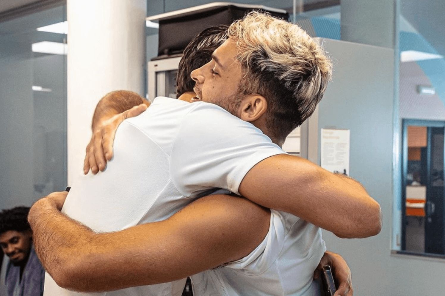  El abrazo entre Hugo Duro y Rafa Mir.