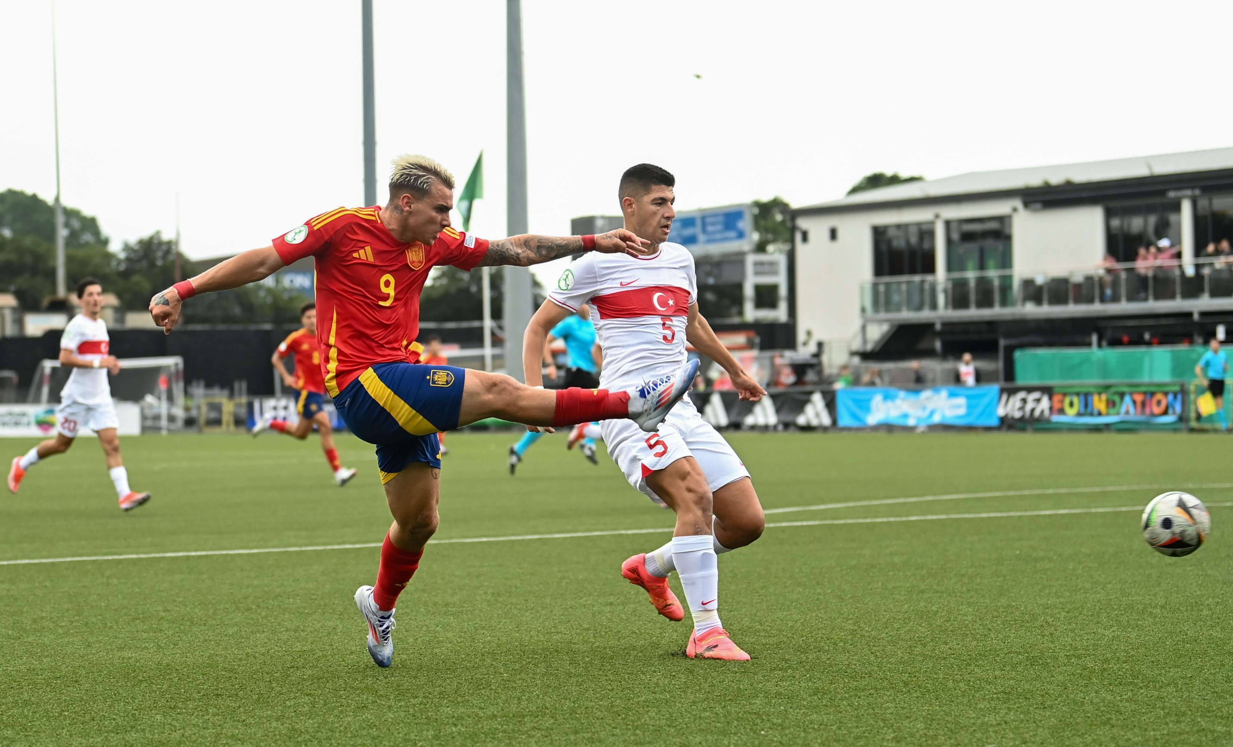 El disparo de Iker Bravo.