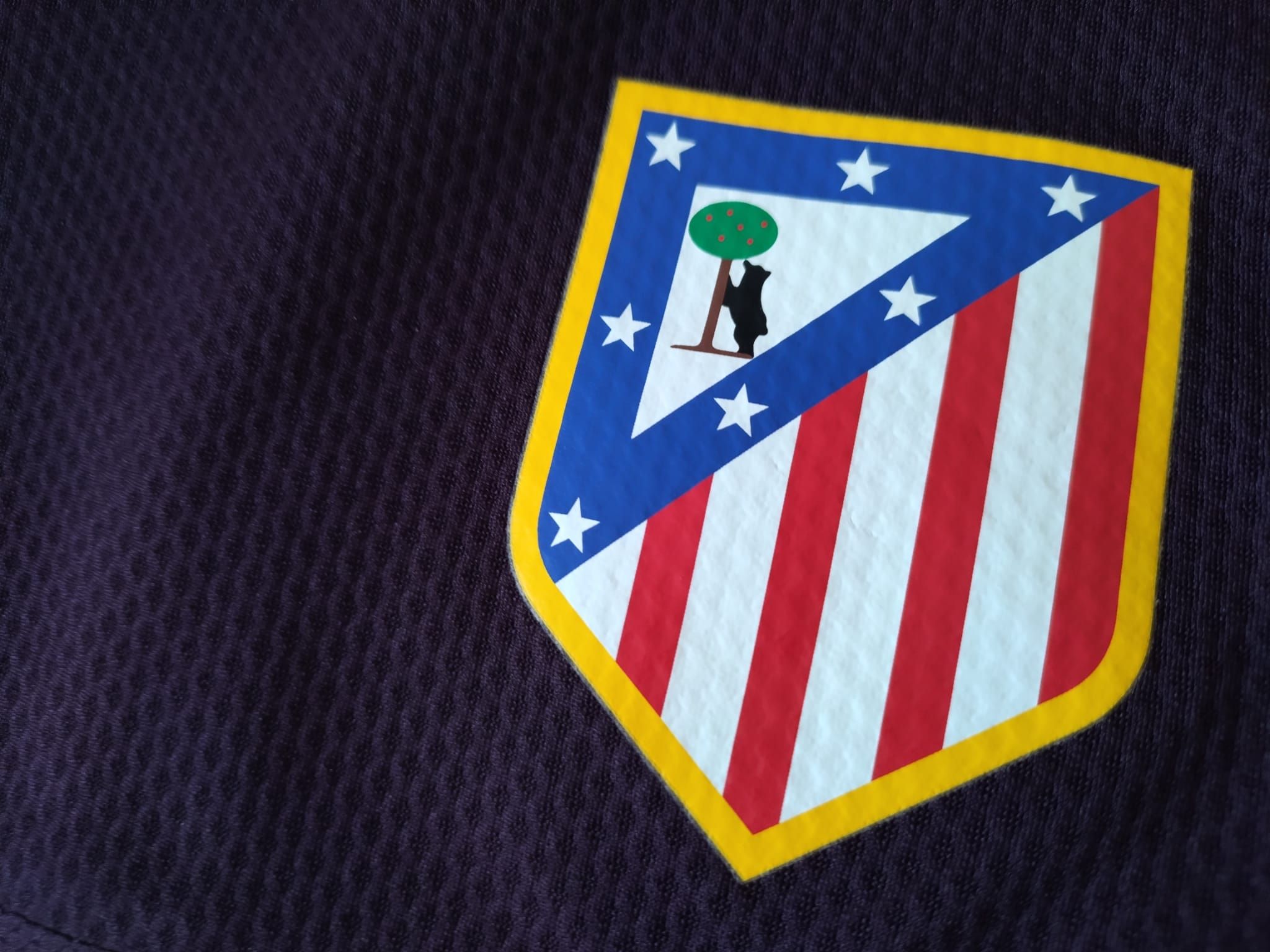 El escudo del Atlético de Madrid, en una camiseta del club.