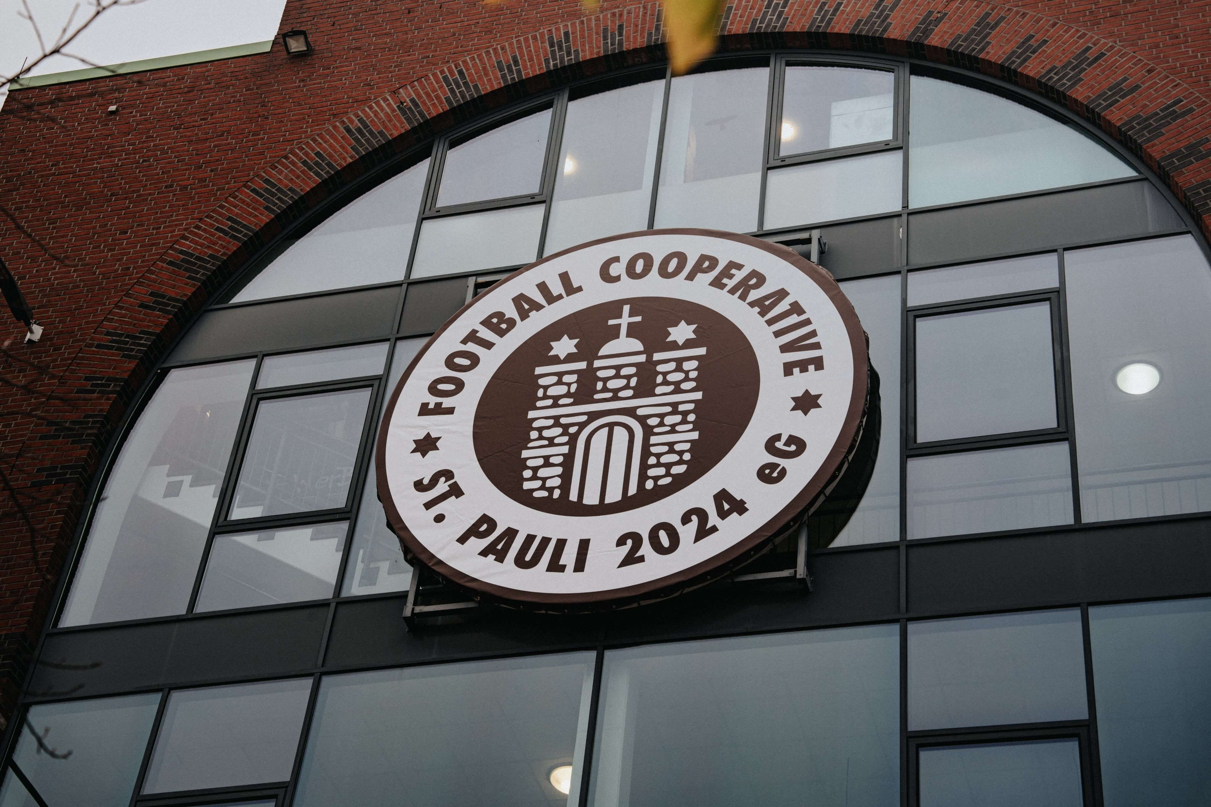 El escudo del St. Pauli, en las oficinas del club.