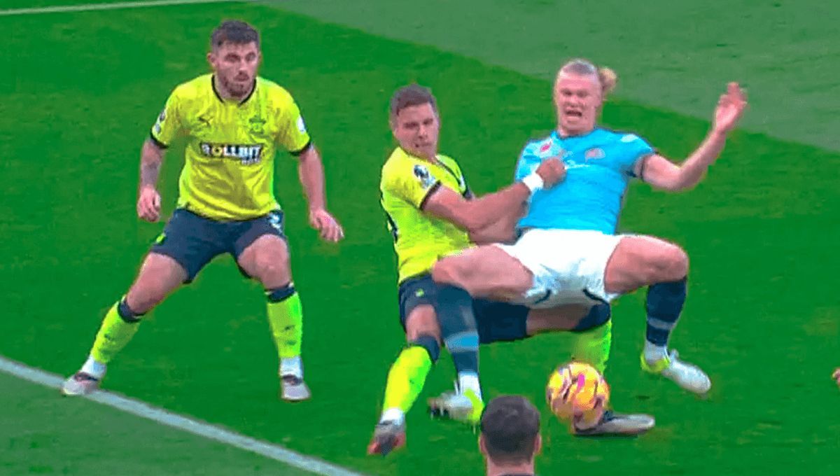El gol de Erling Haaland ante el Southampton mientras le agarran.