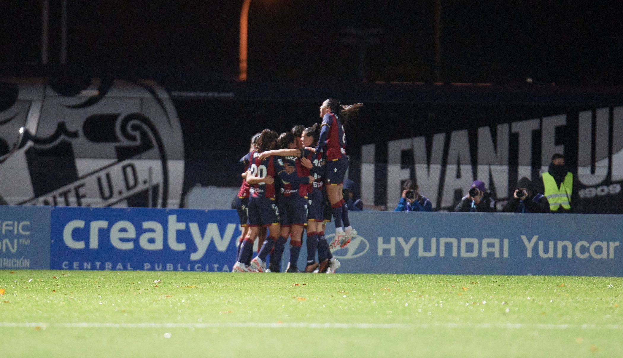 El Levante Femenino celebra la victoria contra el Madrid CFF.