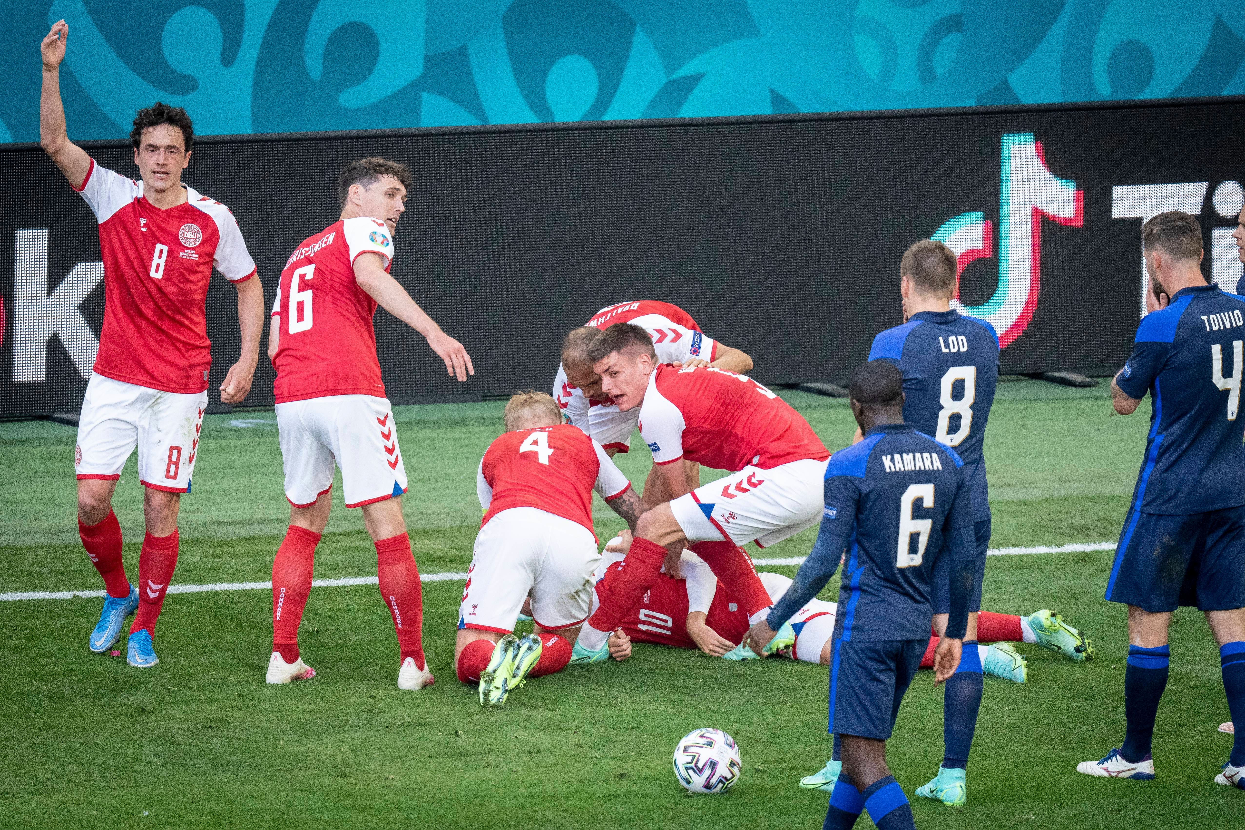 El momento en el que Christian Eriksen cayó desplomado. (Cordon Pres)