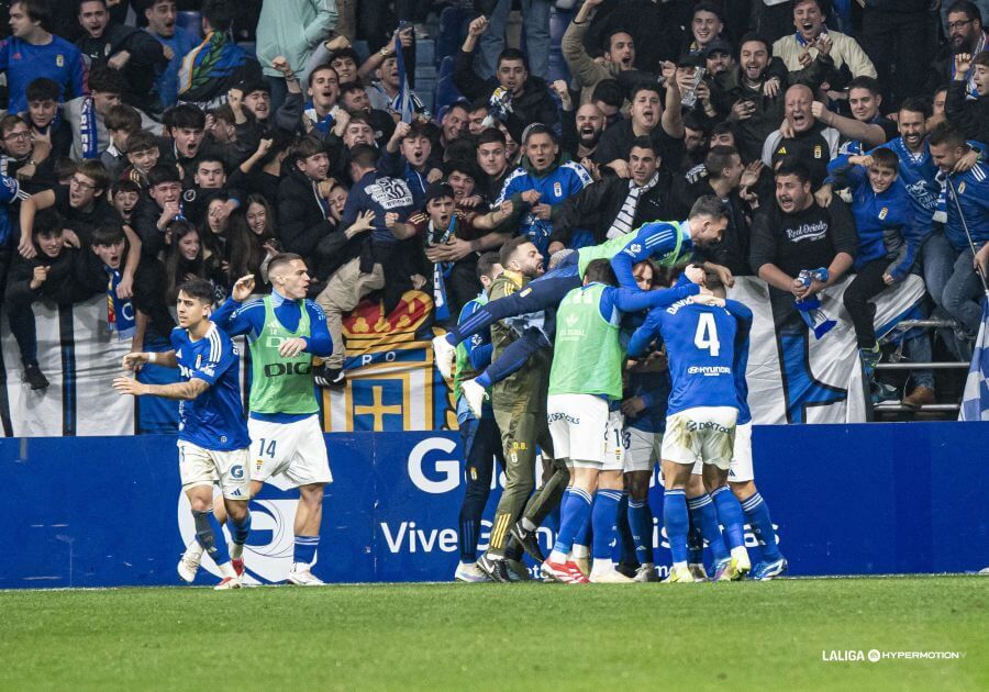  El Oviedo celebra el gol de Hassan en el derbi asturiano.