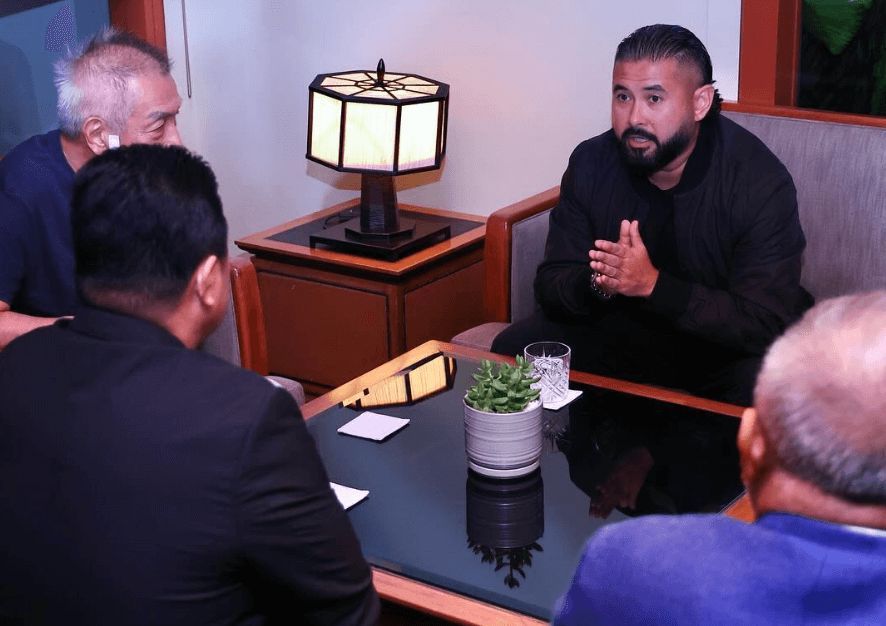 El Príncipe de Johor junto a Peter Lim y otras personas del mundo del fútbol del sudeste asiático