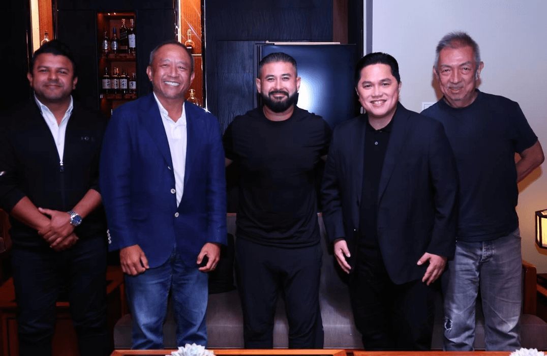  El Príncipe de Johor junto a Peter Lim hablando de fútbol en Singapur