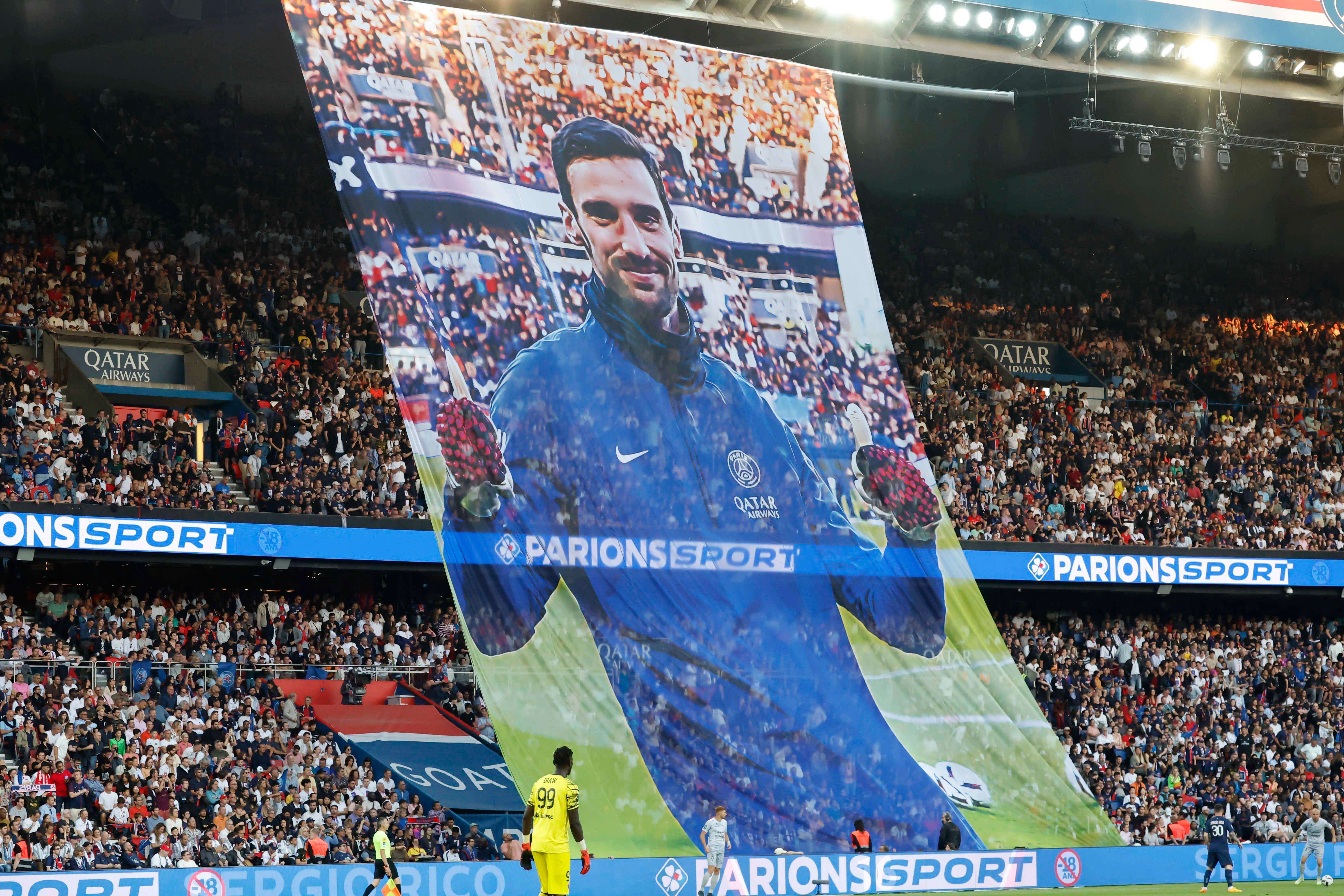  El tifo de la afición del PSG en apoyo a Sergio Rico