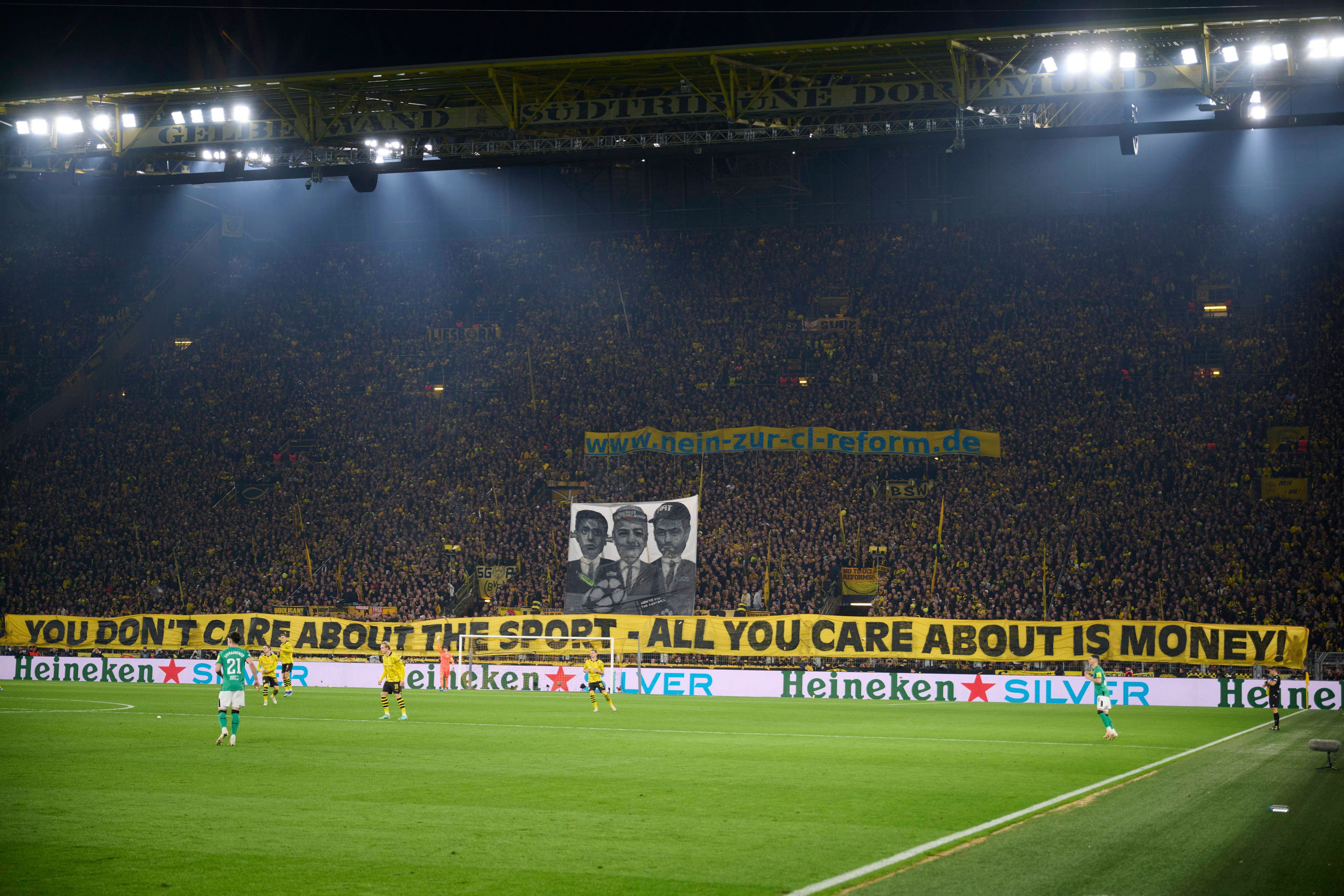 El tifo de los aficionados del Borussia contra el fútbol moderno y el dinero.