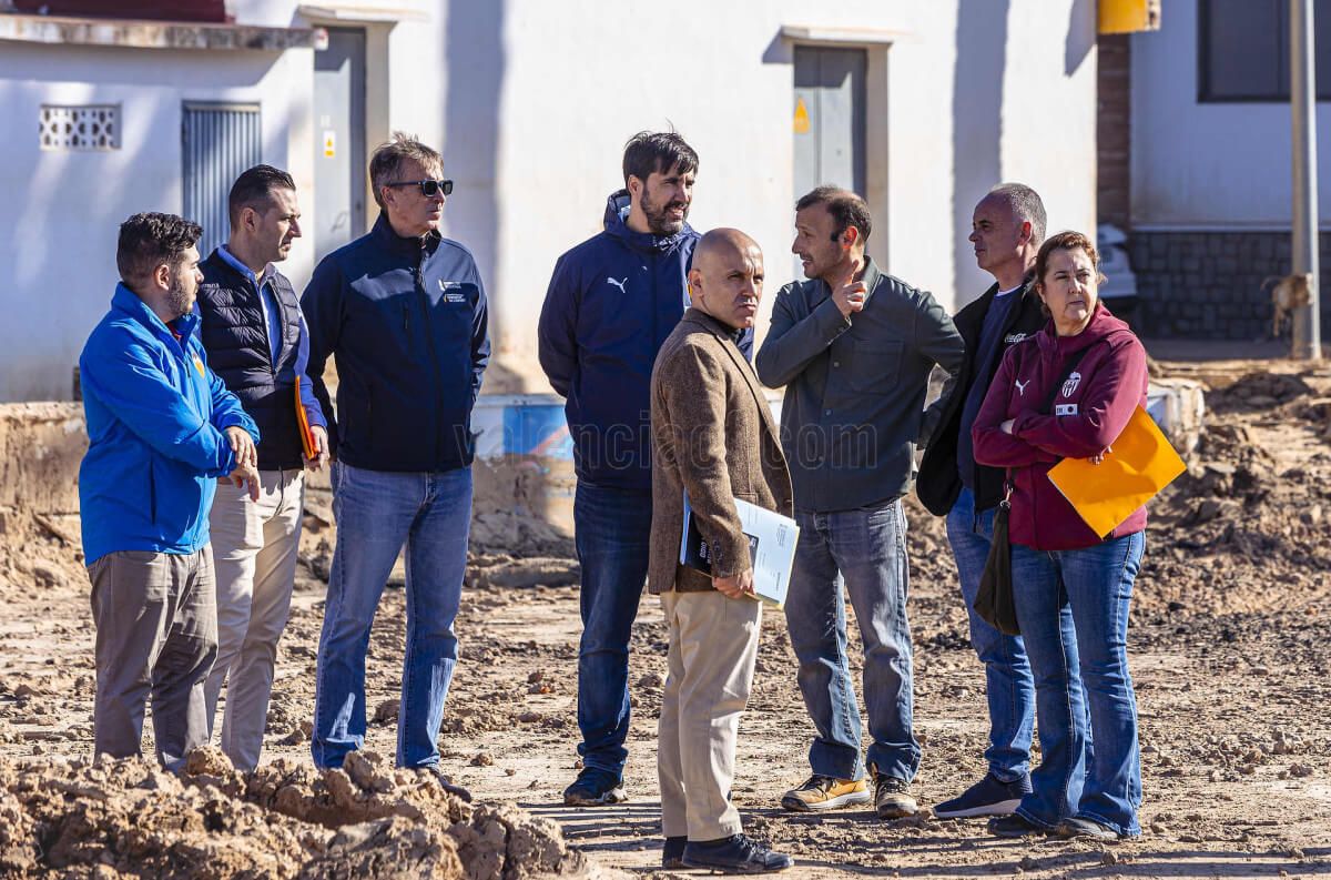  El Valencia CF, LALIGA y la FFCV visitan los campos más afectados por la DANA