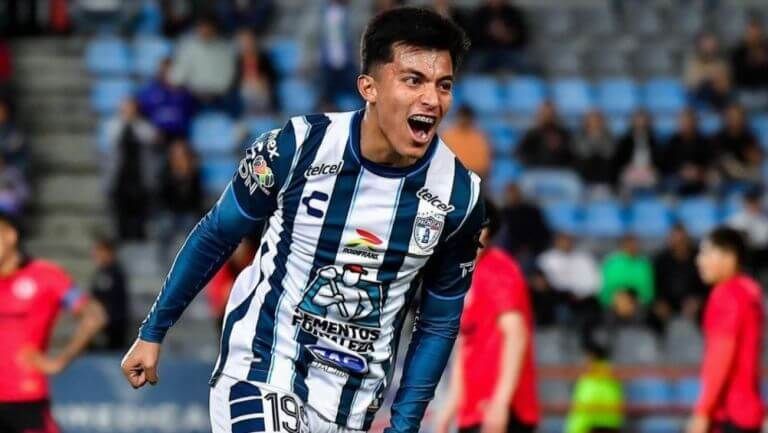  Emilio Rodríguez celebra un gol.
